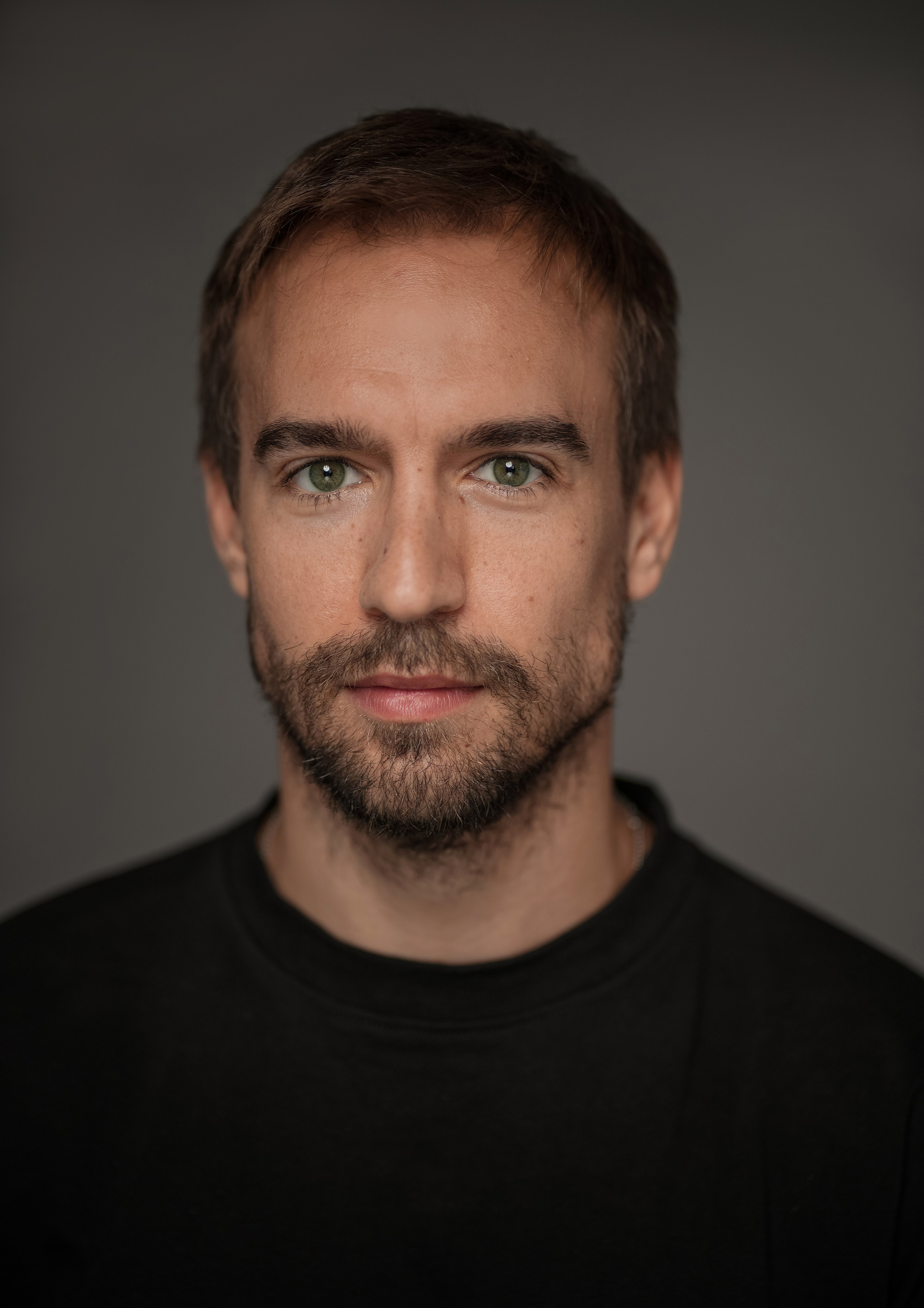 Актер Петр Романов. Портретная съемка в Москве, студийный фотограф Игорь Фомин