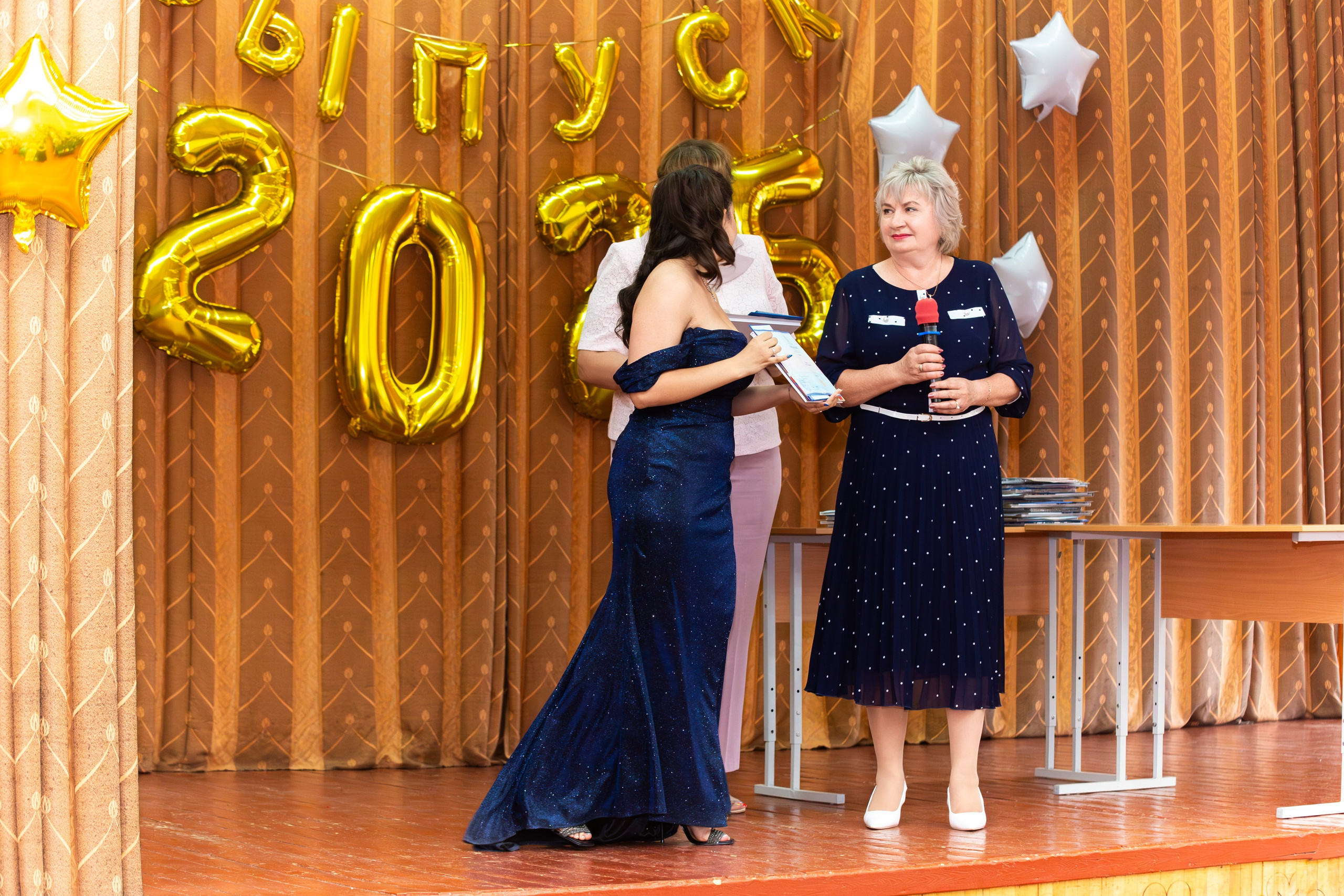 ВРУЧЕНИЕ ДИПЛОМОВ 2025 9 ШКОЛА Г.МЦЕНСК. Профессиональный фотограф в Мценске и Орловской области