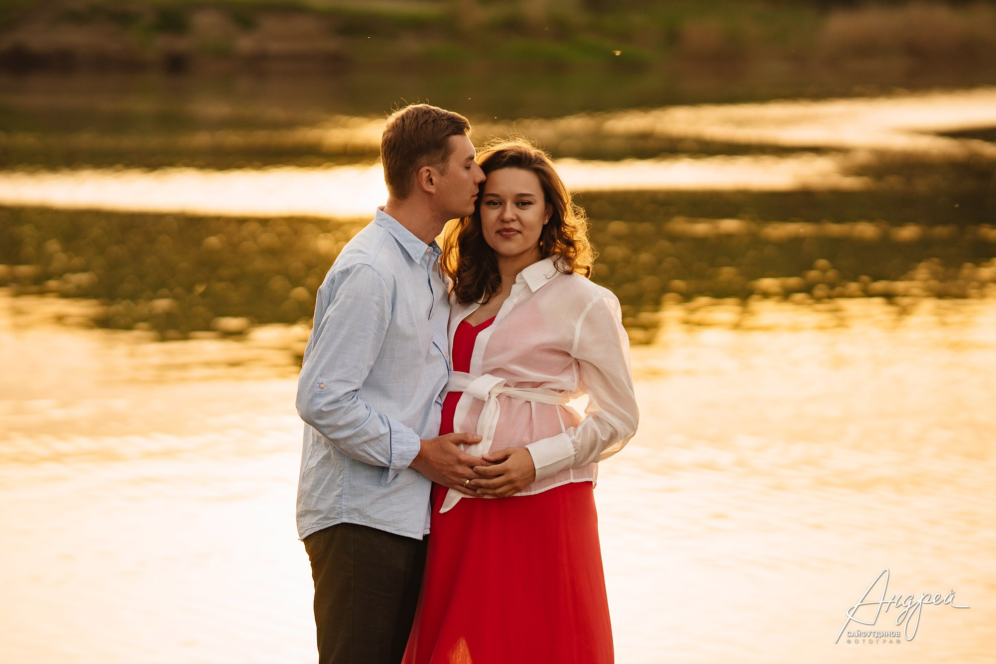 Крупный план объятий на закате в Олд Хаус | Фотосессия беременности на причале реки Дон | Фотограф Андрей Сайфутдинов Ростов-на-Дону