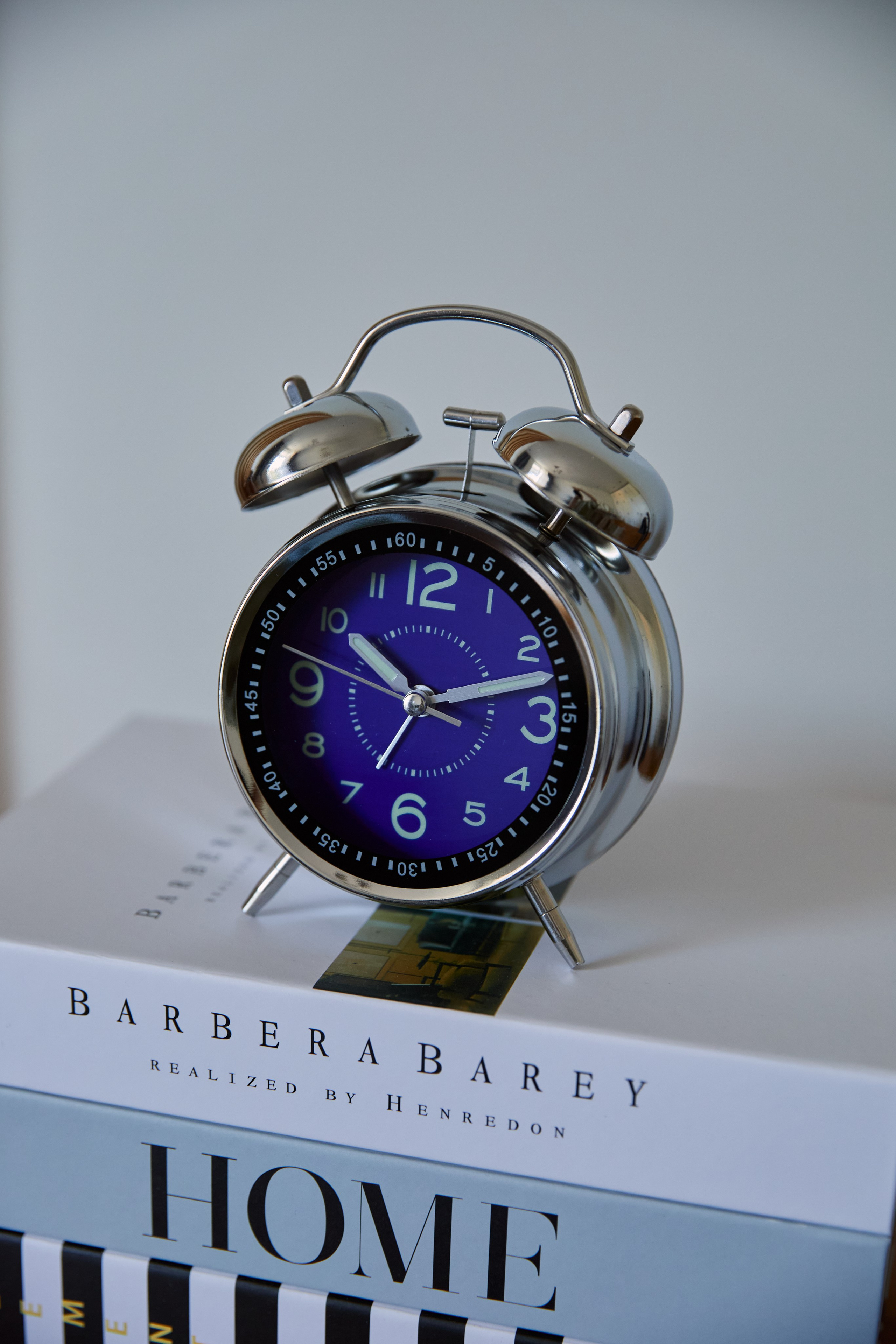 Будильники. Фотограф