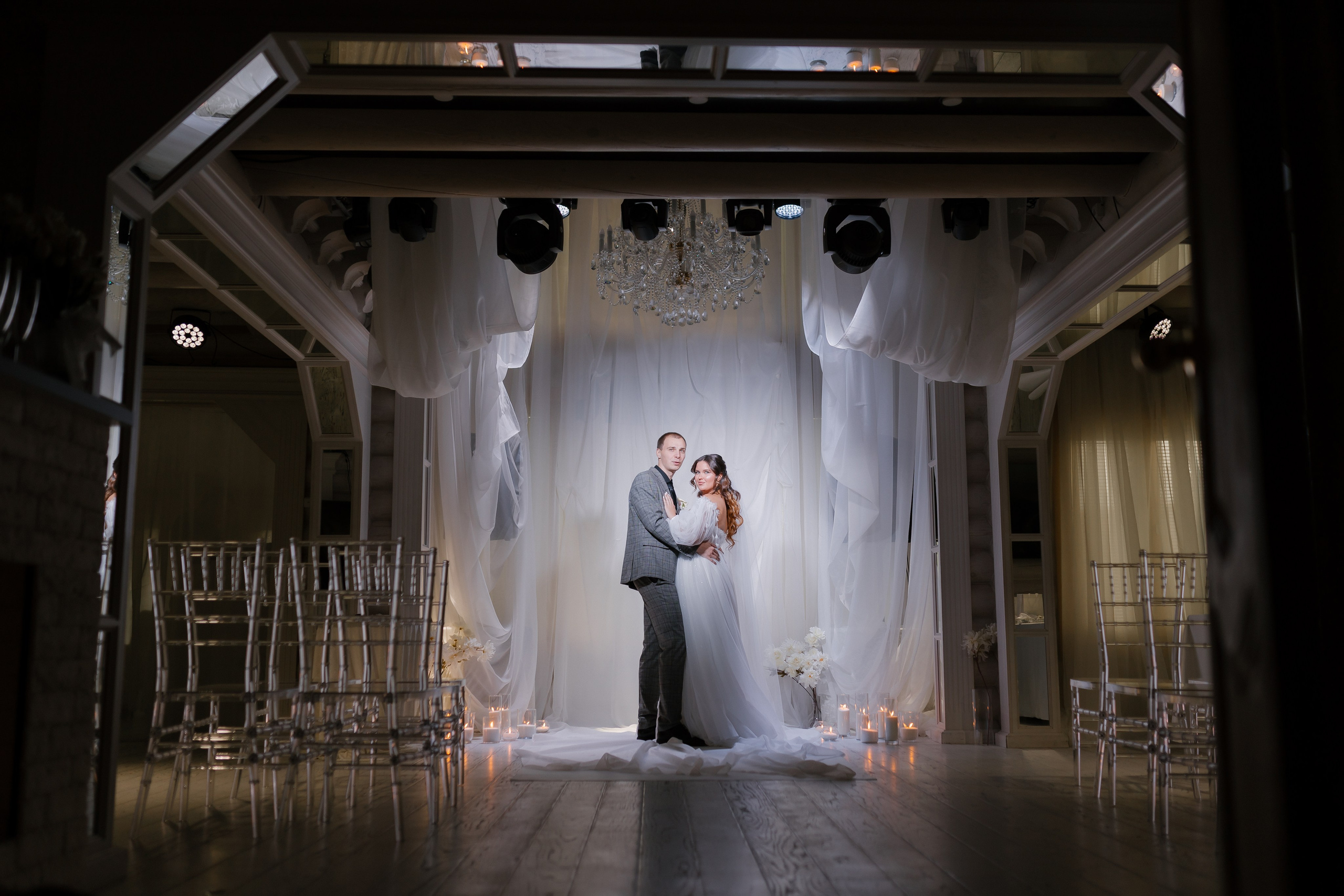 Цветочные композиции украшают банкетный зал в Мурманске