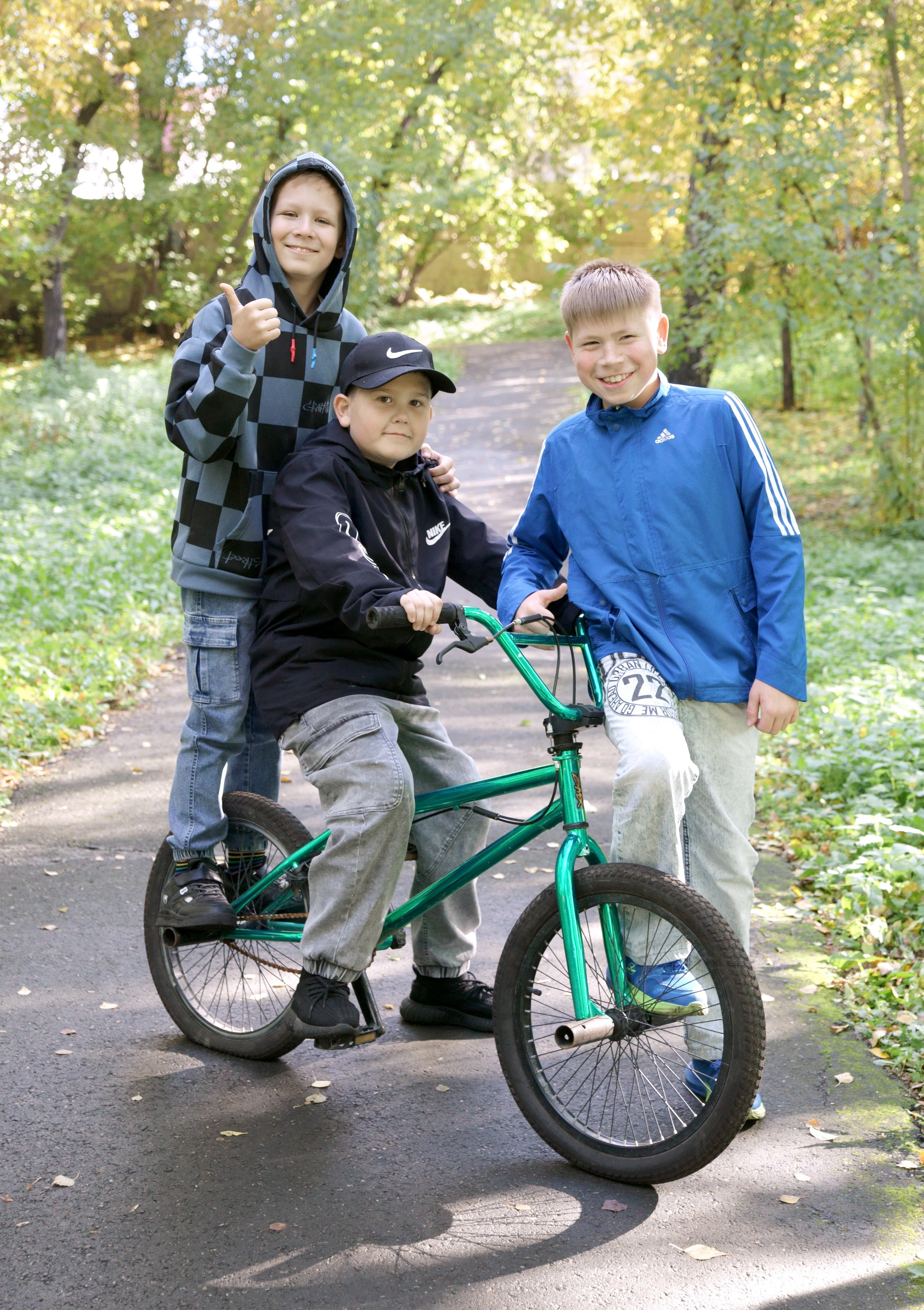 Выпускник начальной школы - осенняя сьемка - с велосипедом