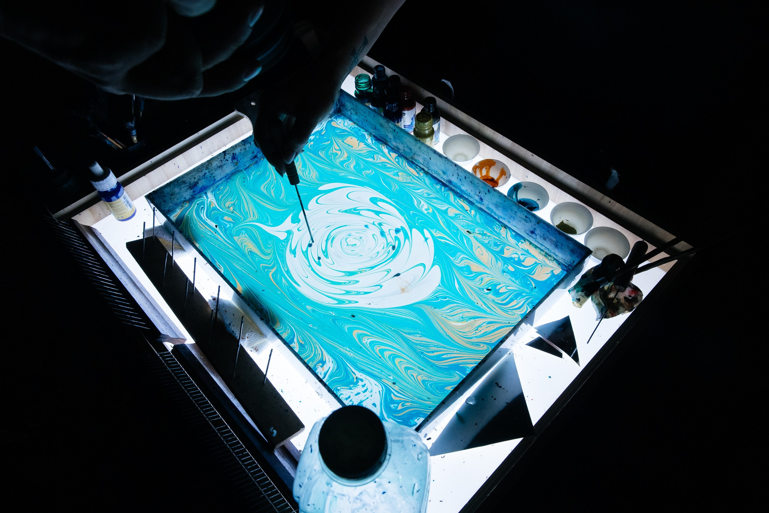 Здравствуйте! Я свадебный фотограф из Ульяновска, работаю в том числе по всей России и с выездом за границу. Снимаю свадьбы, lovestory, корпоративы, светский репортаж. Провожу обучение по фотографии, мастер-классы и воркшопы для других фотографов.