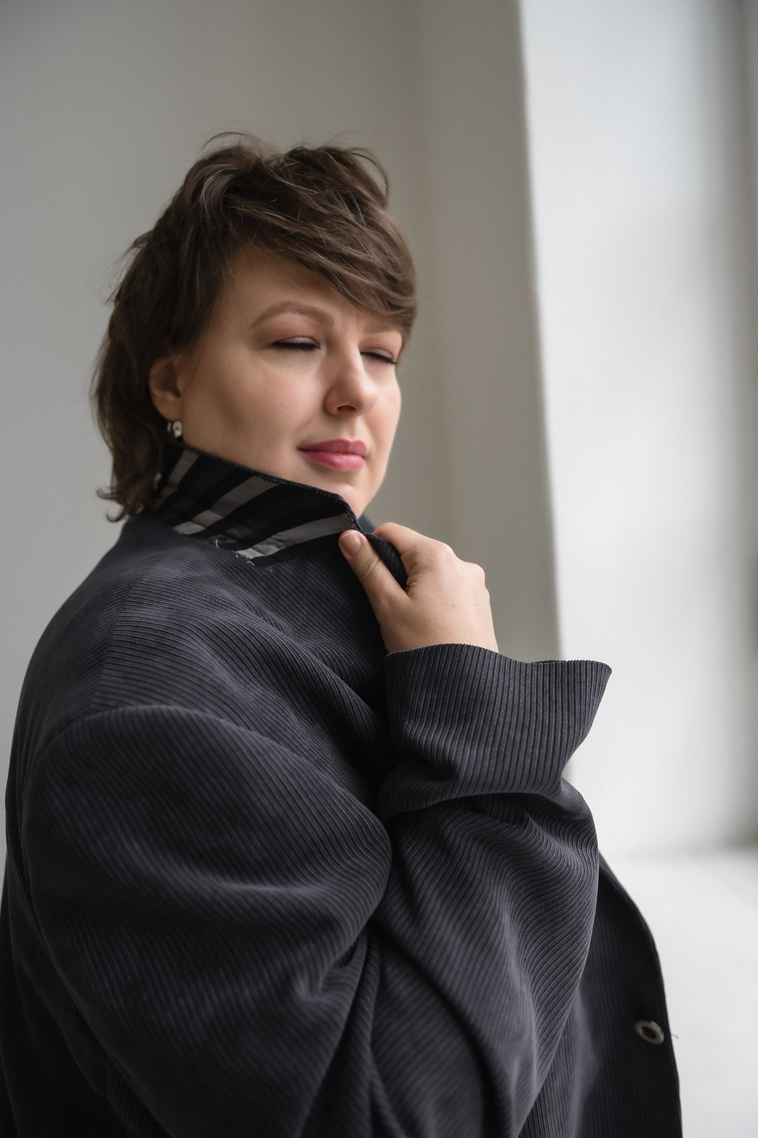 Бизнес потрет в светлом зале. КОНТЕНТ |БРЕНД фотограф Санкт-Петербург — Жанна Олтаржевская