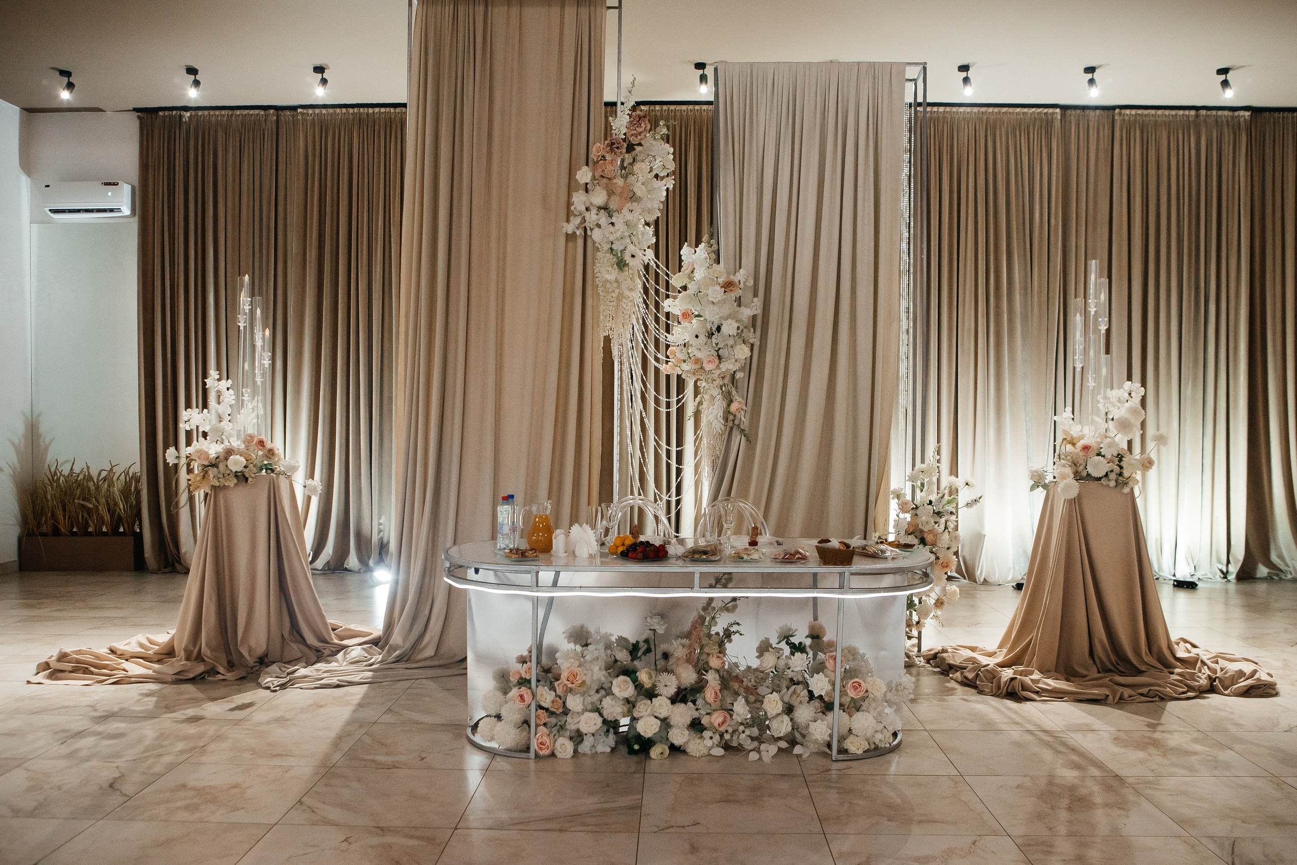 Евгения и Николай утренние сборы. Свадебный фотограф Виктория Чуйко Магнитогорск. Визуал для бизнеса