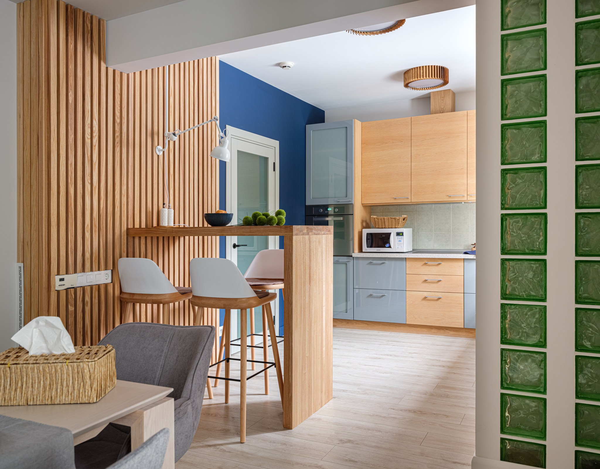 Небольшой дом: Анастасия Филиппова, Олеся Миколаец, студия FAM Design. Фотограф Василий Буланов