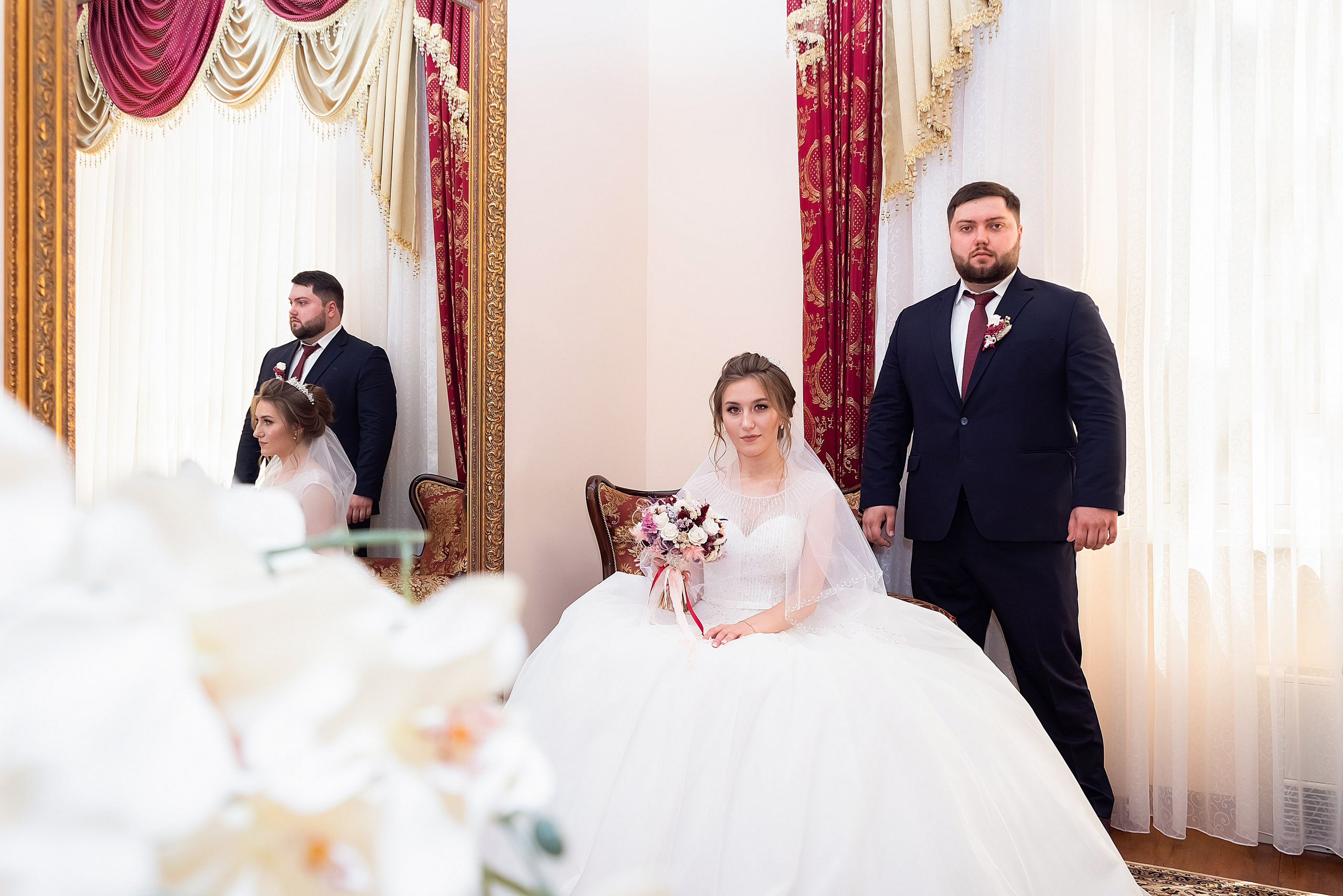 Жених и невеста фото с зеркалом Екатерининский зал Краснодар