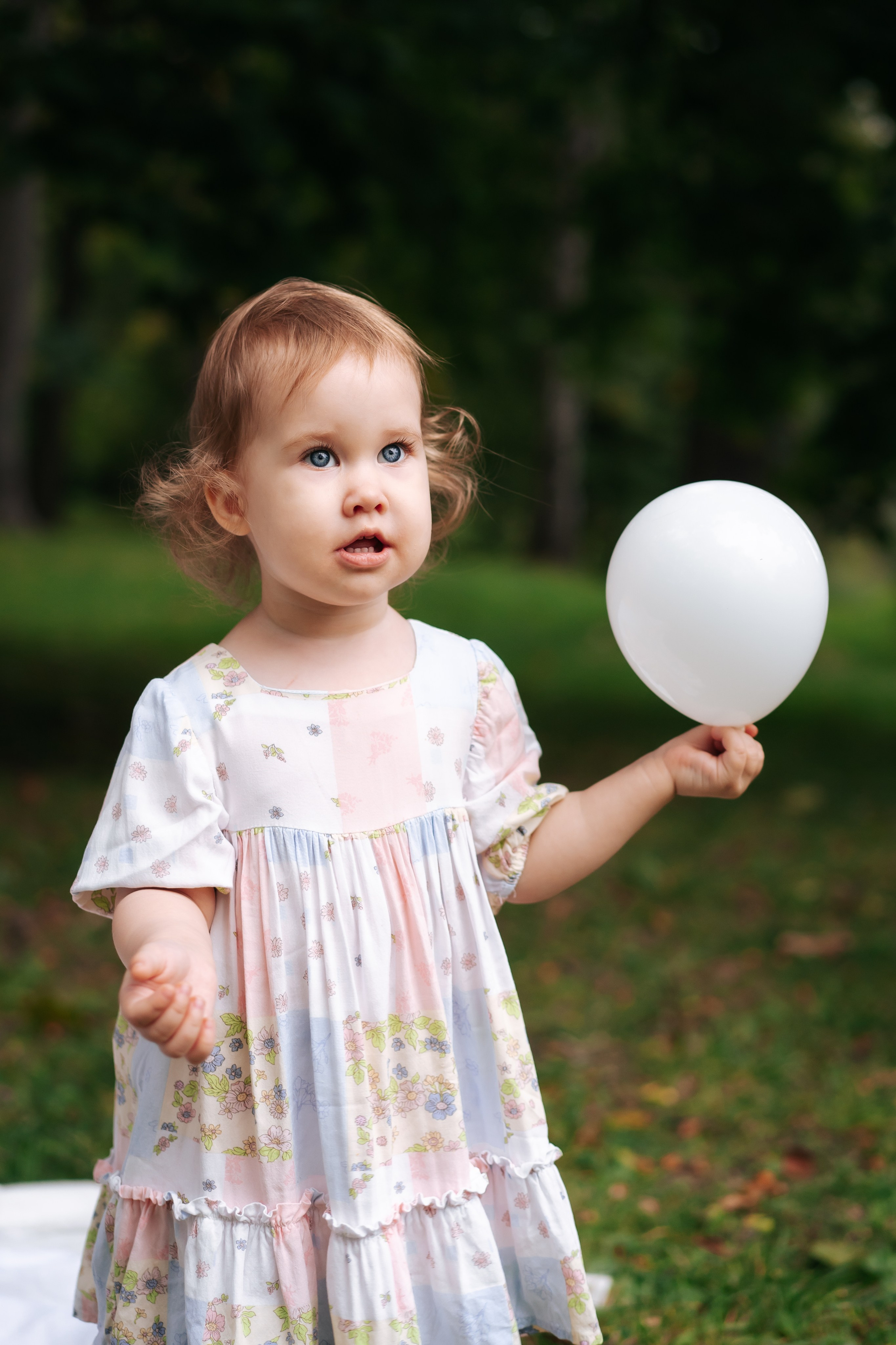 Евангелина с мамой в парке. Детская, семейная фотостудия в Санкт-Петербурге