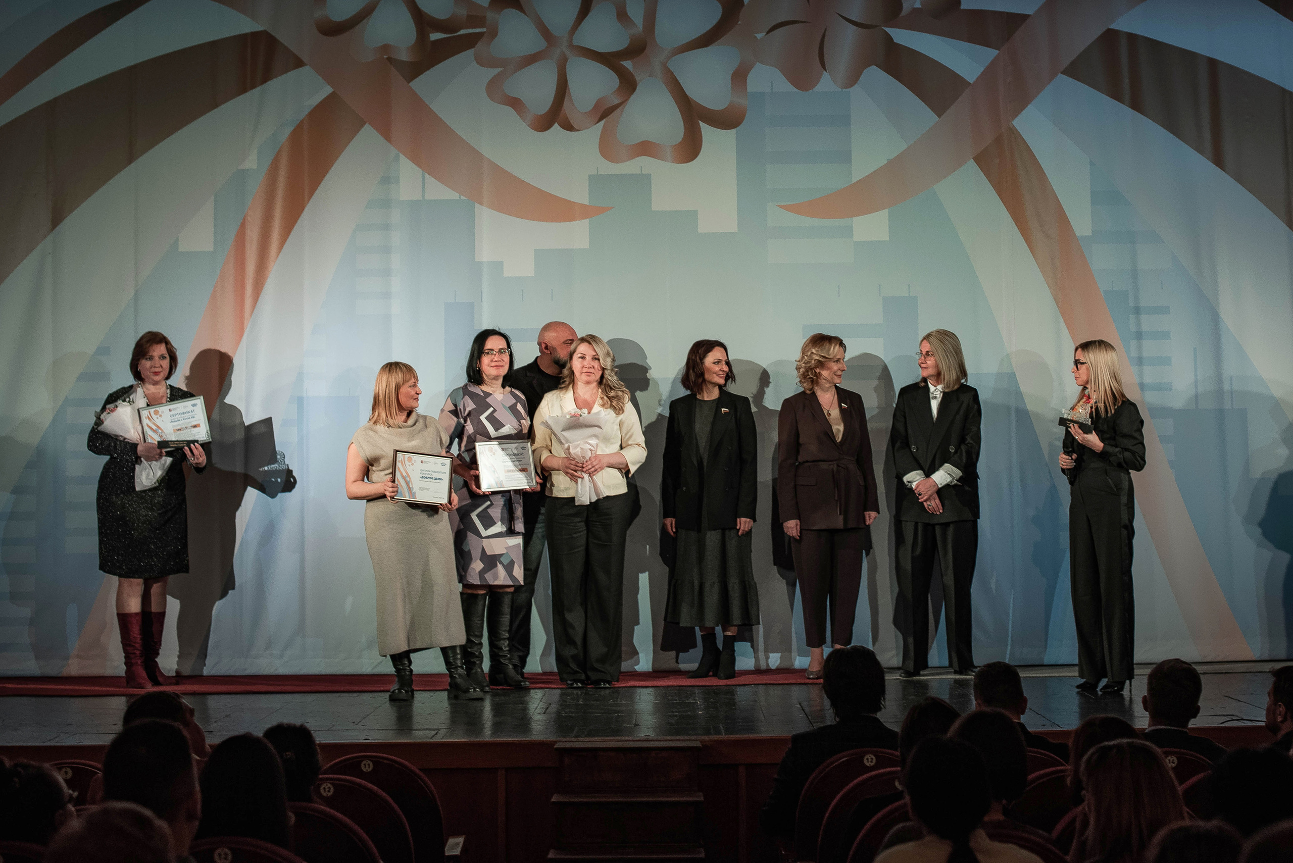 Награждение конкурс «Добрые дела» департамента труда и социальной защиты. Стильный портретный и семейный фотограф в Москве Ника Артуньянц