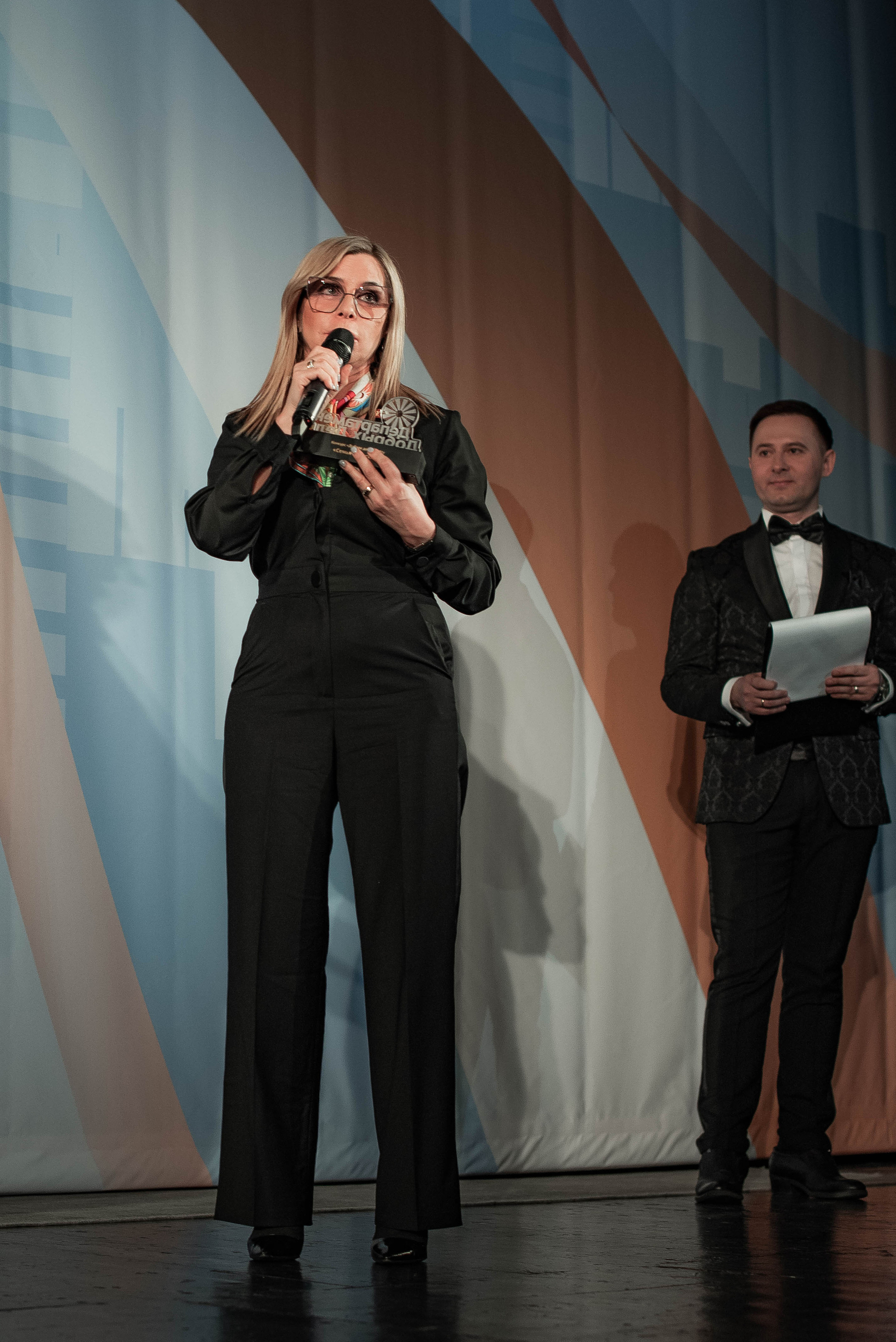 Награждение конкурс «Добрые дела» департамента труда и социальной защиты. Стильный портретный и семейный фотограф в Москве Ника Артуньянц