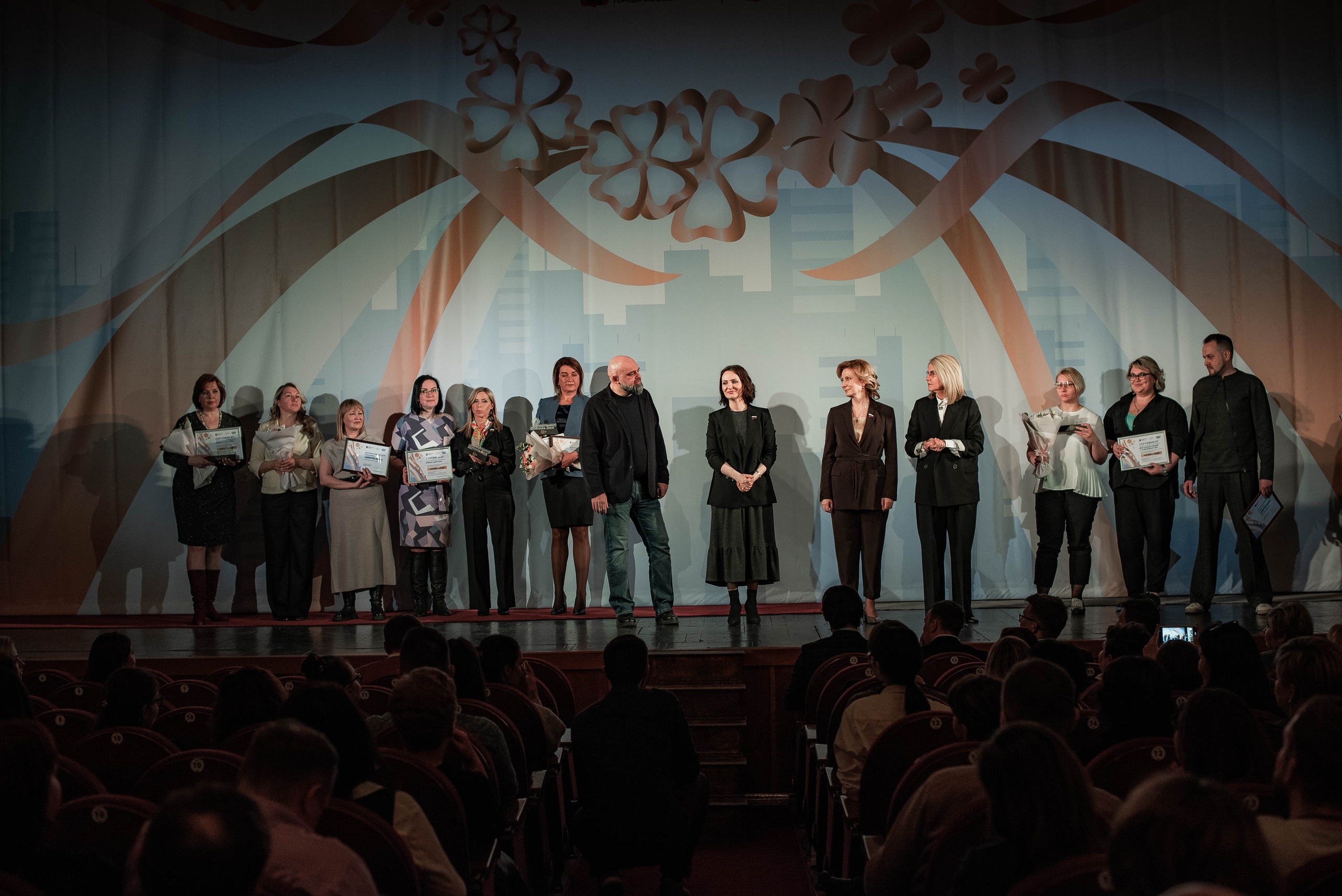 Награждение конкурс «Добрые дела» департамента труда и социальной защиты. Стильный портретный и семейный фотограф в Москве Ника Артуньянц