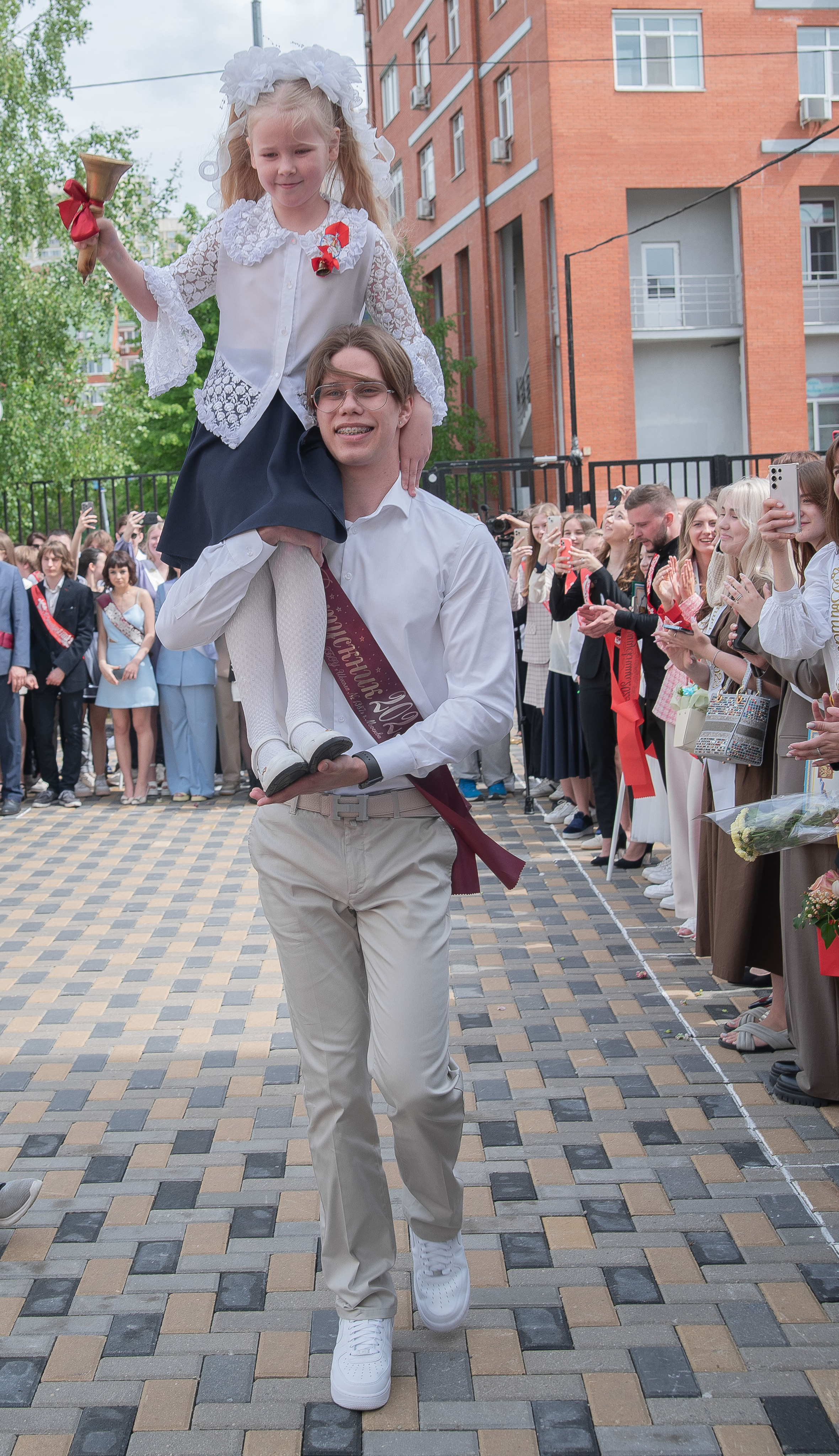 Последний звонок. Стильный портретный и семейный фотограф в Москве Ника Артуньянц
