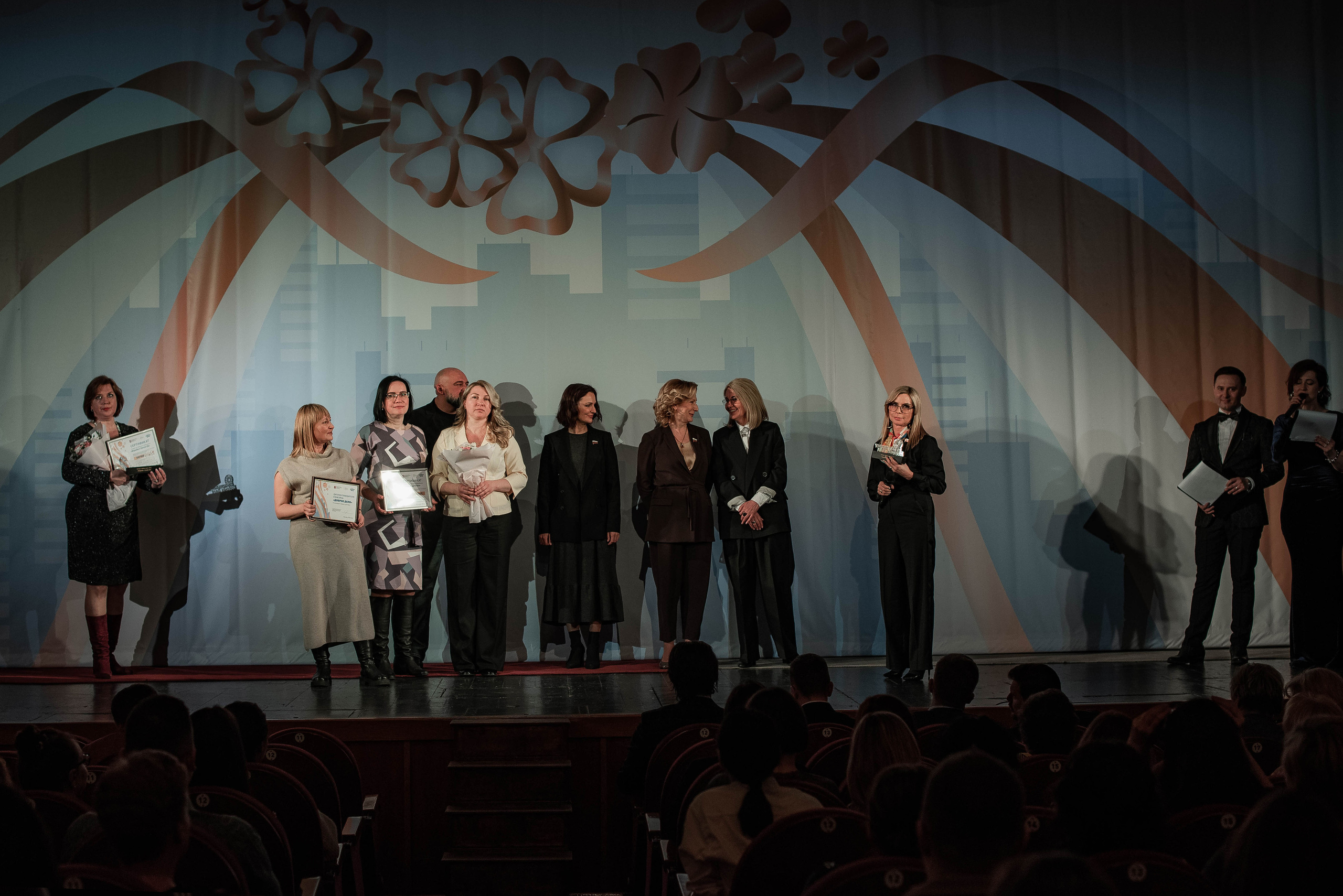 Награждение конкурс «Добрые дела» департамента труда и социальной защиты. Стильный портретный и семейный фотограф в Москве Ника Артуньянц