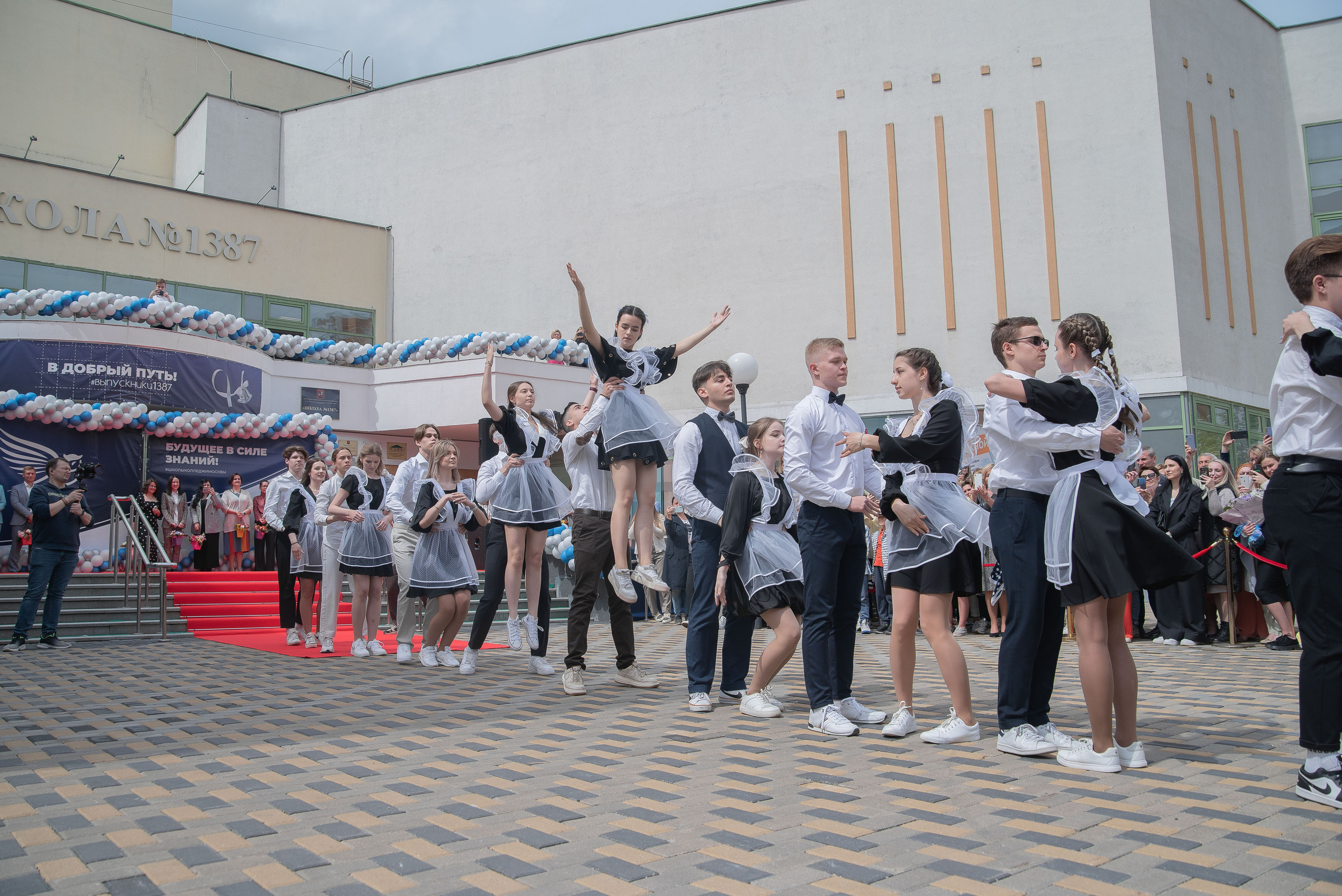Последний звонок. Стильный портретный и семейный фотограф в Москве Ника Артуньянц