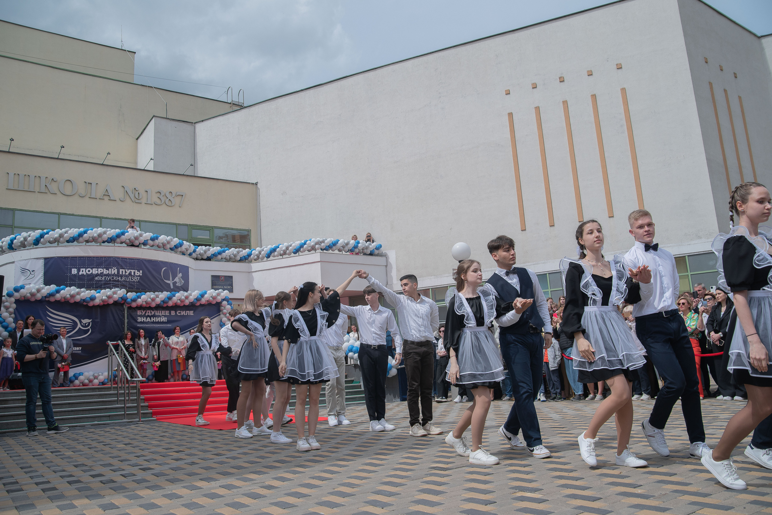 Последний звонок. Стильный портретный и семейный фотограф в Москве Ника Артуньянц
