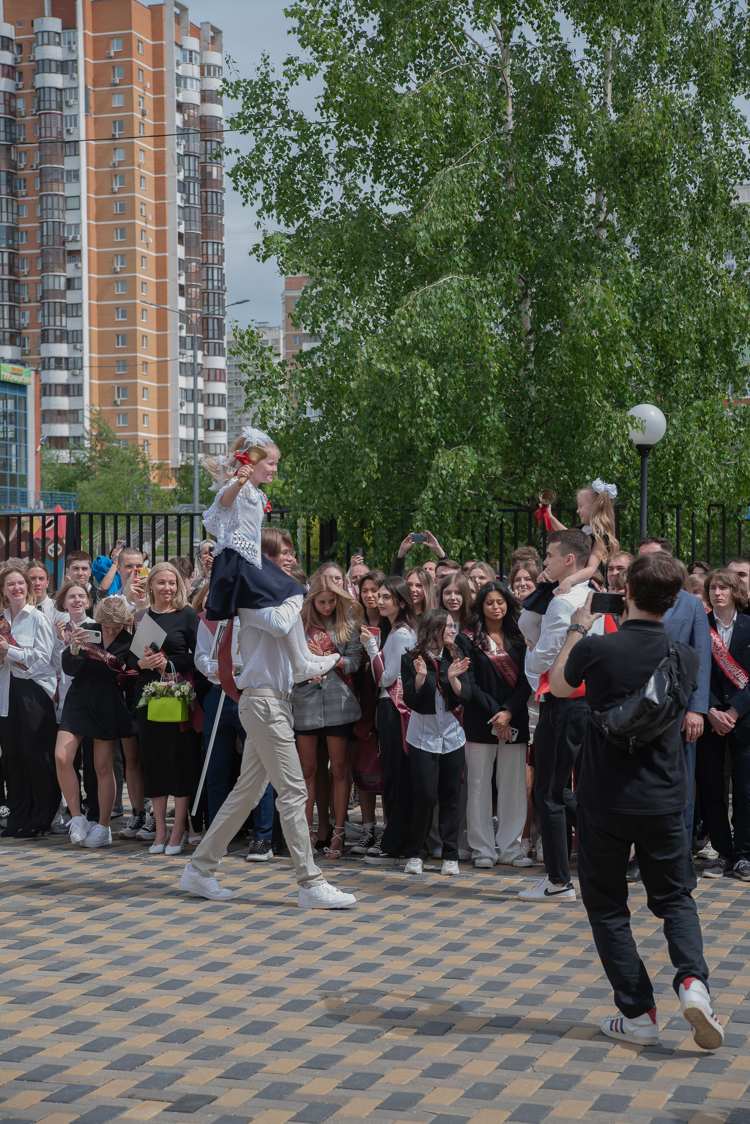 Последний звонок. Стильный портретный и семейный фотограф в Москве Ника Артуньянц