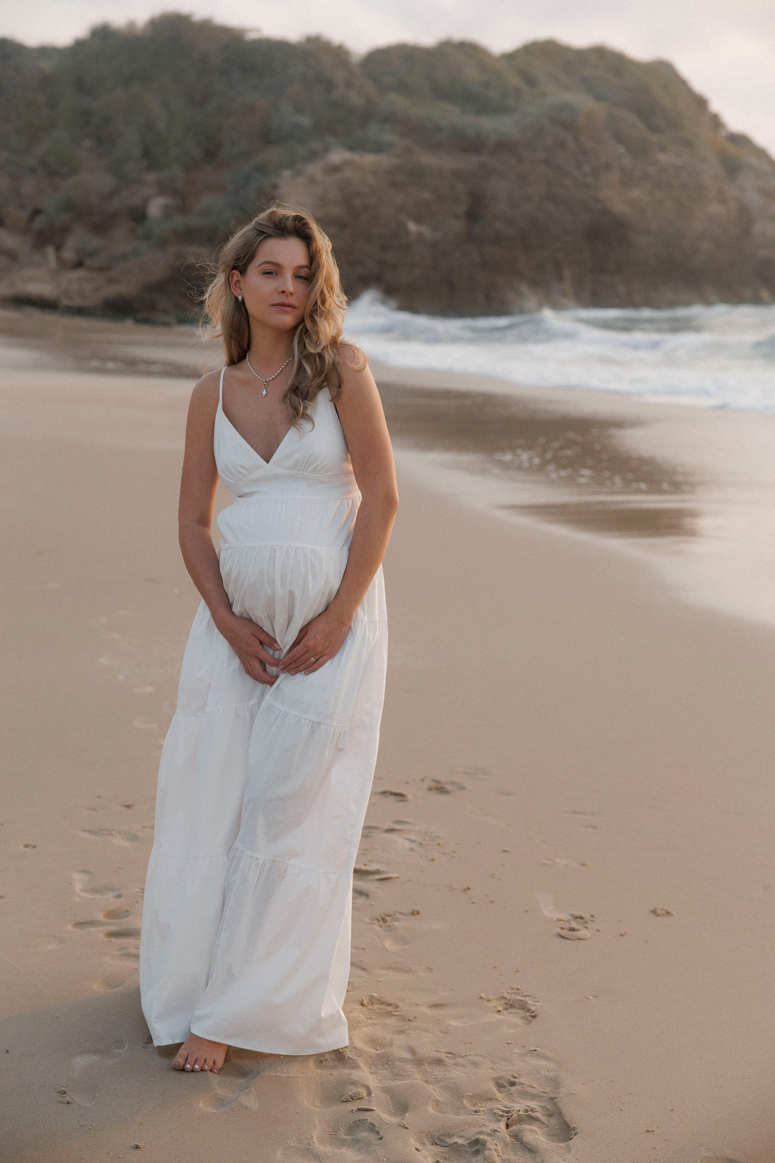 Pregnancy photoshoot near the sea (cloudy weather). Главная
