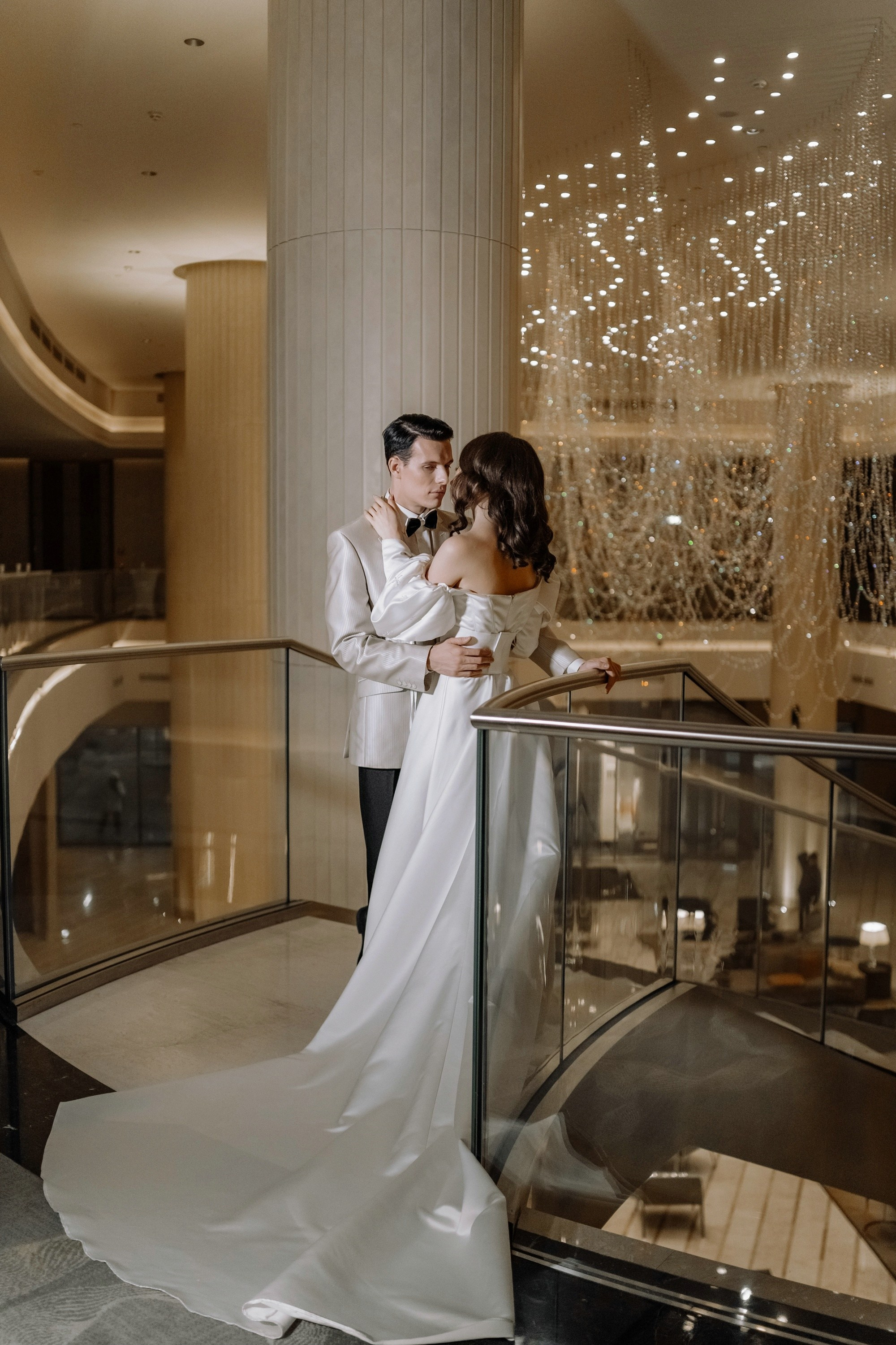 Фотосессия свадьбы на лестнице в Hyatt Regency Moscow Petrovsky Park. Свадебный и семейный фотограф в Москве Светлана Зоткина