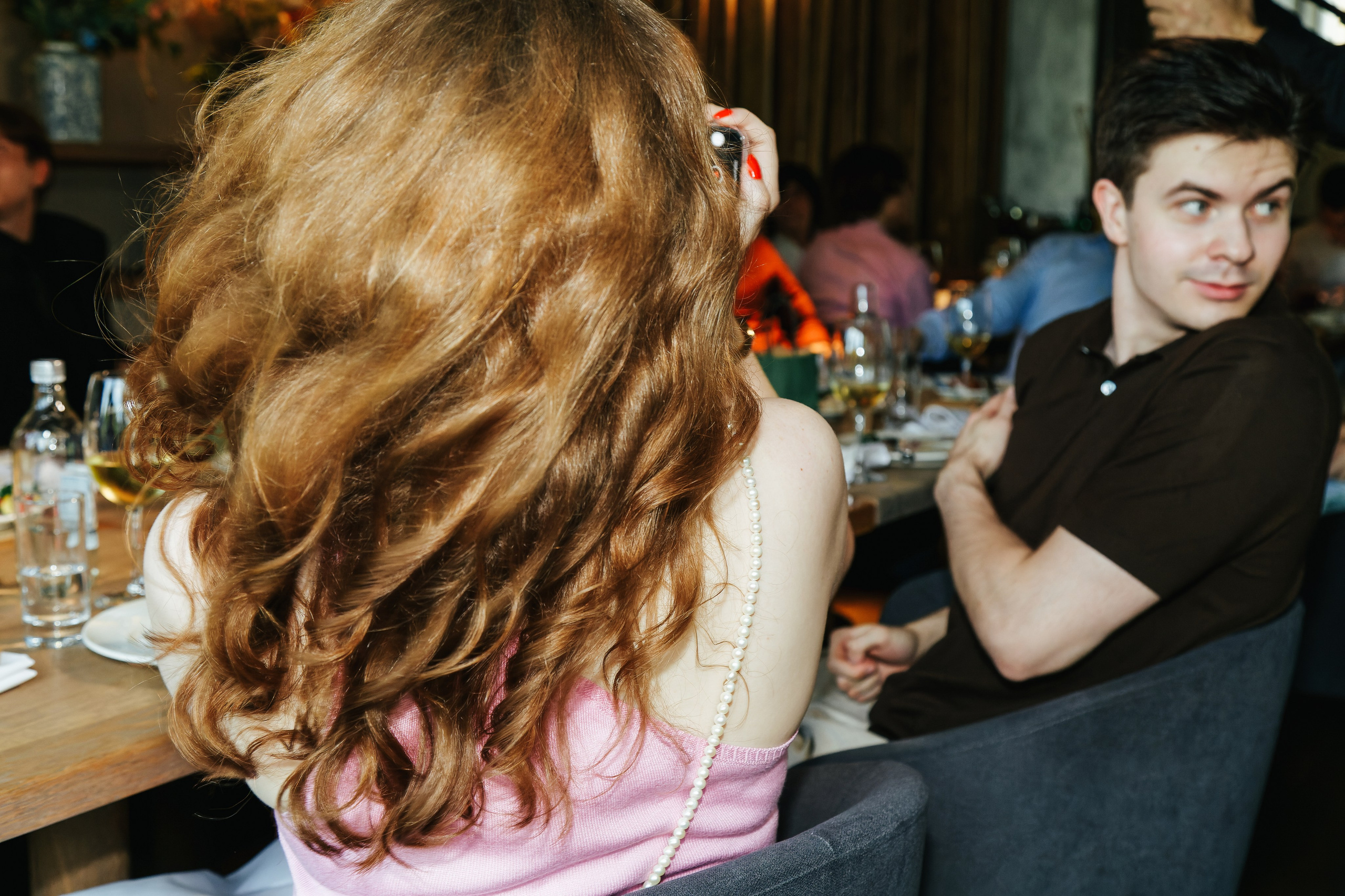 Свадебный фотограф в Москве. Рыжая девушка радуется на свадьбе у подруги. Репортажная сьёмка банкета