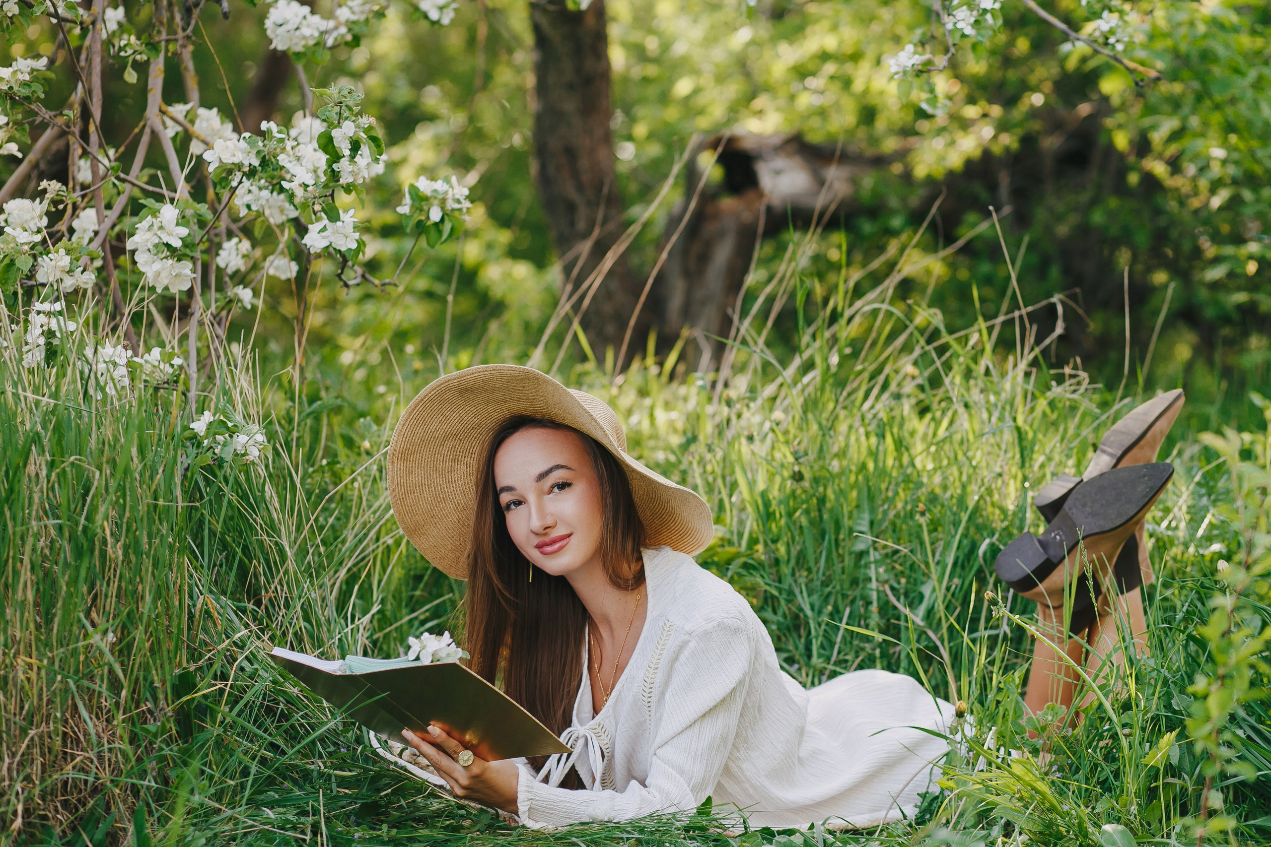 Портретная фотосессия красивой девушки в цветущем яблоневом саду. Свадебный и портретный фотограф в Липецке, Ельце, Воронеже, Москве, Тамбове 