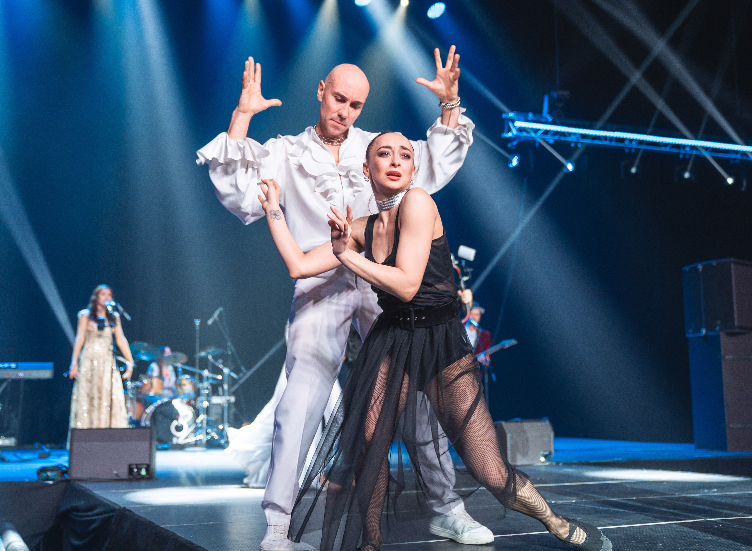 Танцевальная пара в белом и чёрном на сцене КСК Арена. Выступление на Дне рождения Ленремонт с участием Светланы Разиной. Фото Евгения Мальцева.