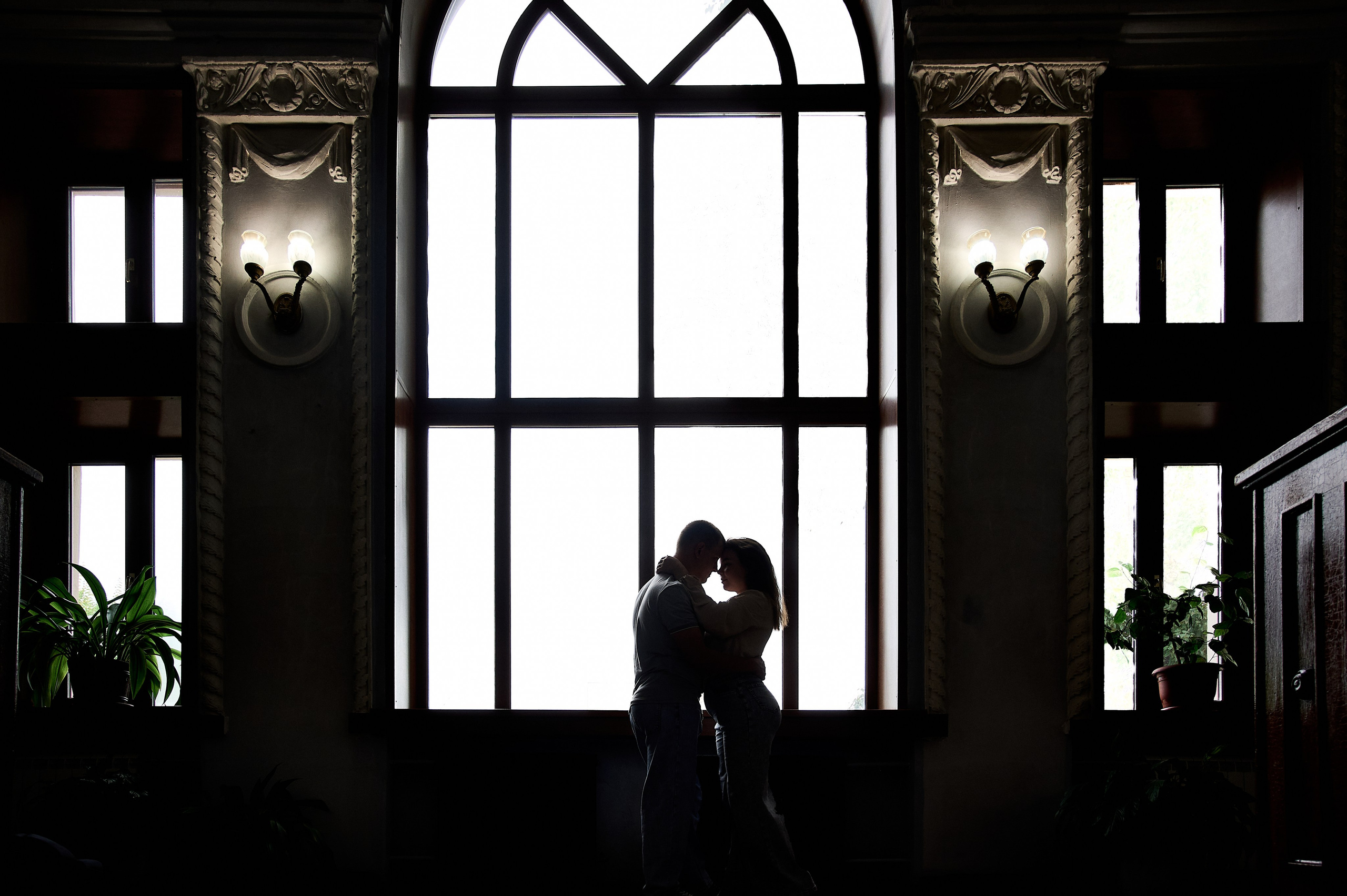 Силуэты на фоне огромного окна — как сцена из кино