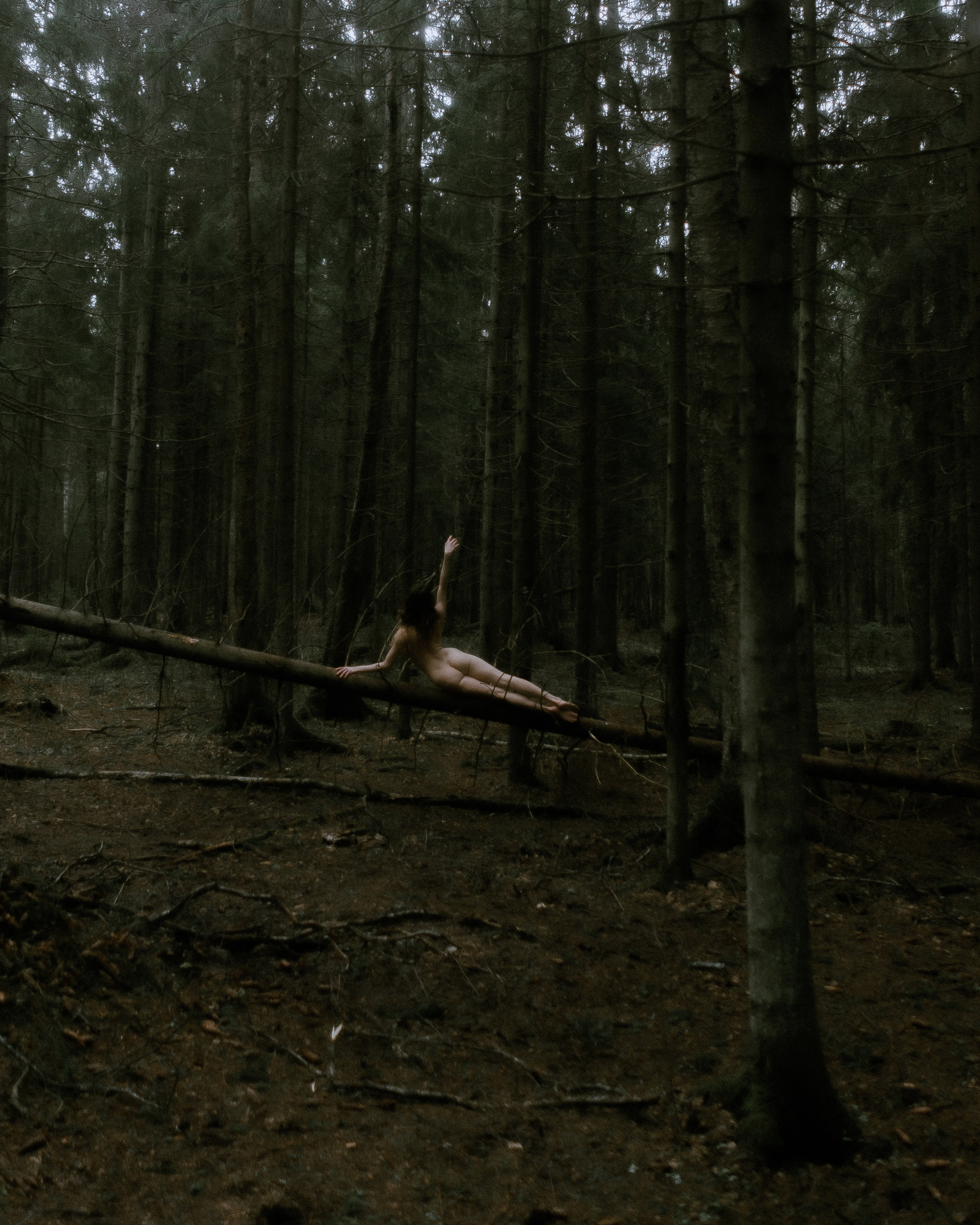 Свет скользит по коже, будуарная фотосессия под Санкт-Петербургом, тёмная обработка