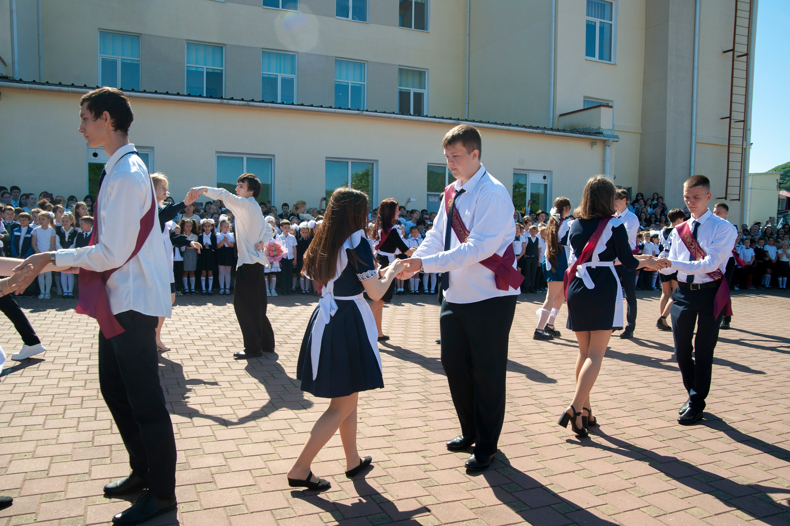 Последний Звонок МАОУ СОШ № 17 им. Эдуарда Есаяна — Архипо-Осиповка. Свадебный и семейный фотограф Денис Лукьянов в Краснодаре, Краснодарском крае и Республике Крым