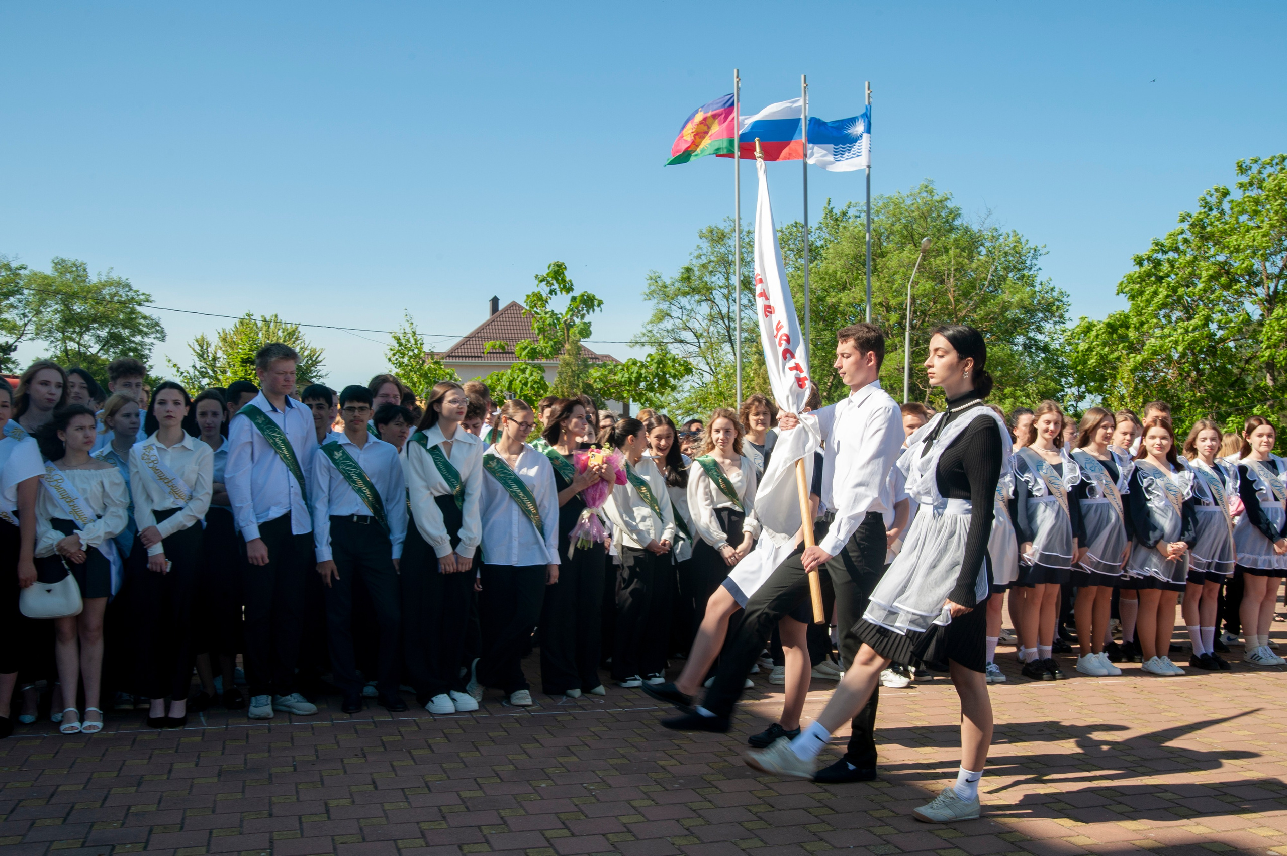 Последний Звонок МАОУ СОШ № 17 им. Эдуарда Есаяна — Архипо-Осиповка. Свадебный и семейный фотограф Денис Лукьянов в Краснодаре, Краснодарском крае и Республике Крым