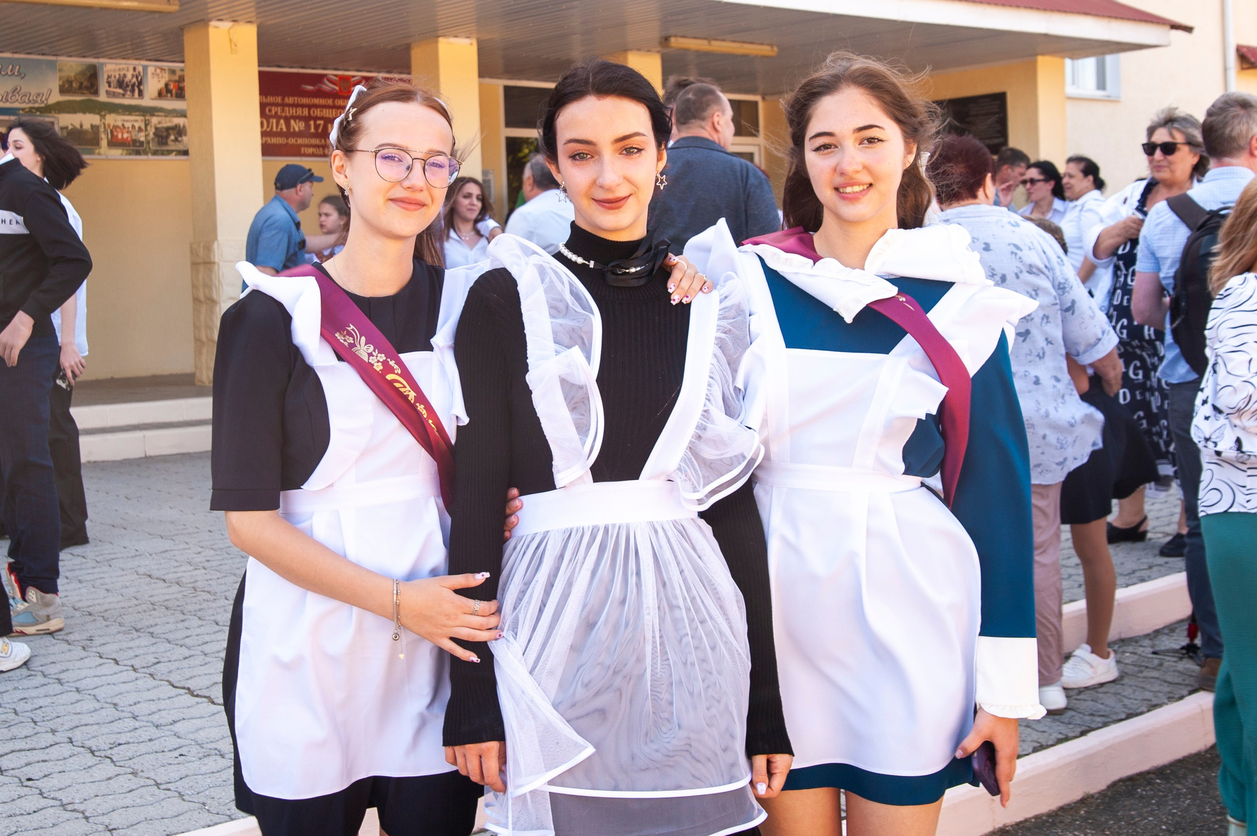 Последний Звонок МАОУ СОШ № 17 им. Эдуарда Есаяна — Архипо-Осиповка. Свадебный и семейный фотограф Денис Лукьянов в Краснодаре, Краснодарском крае и Республике Крым