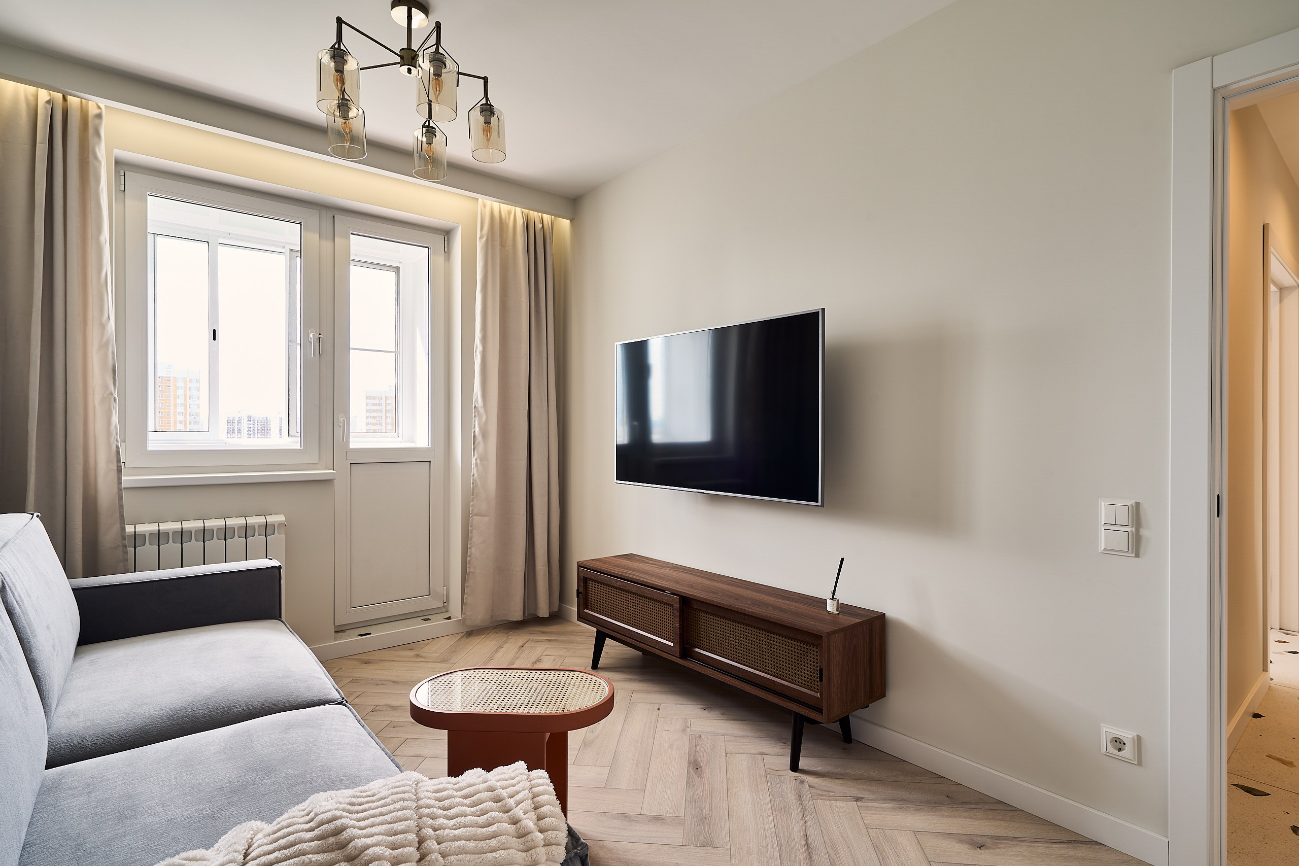 Интерьерная фотография уютной гостиной в светлой двухкомнатной квартире на Северо-Западе столицы