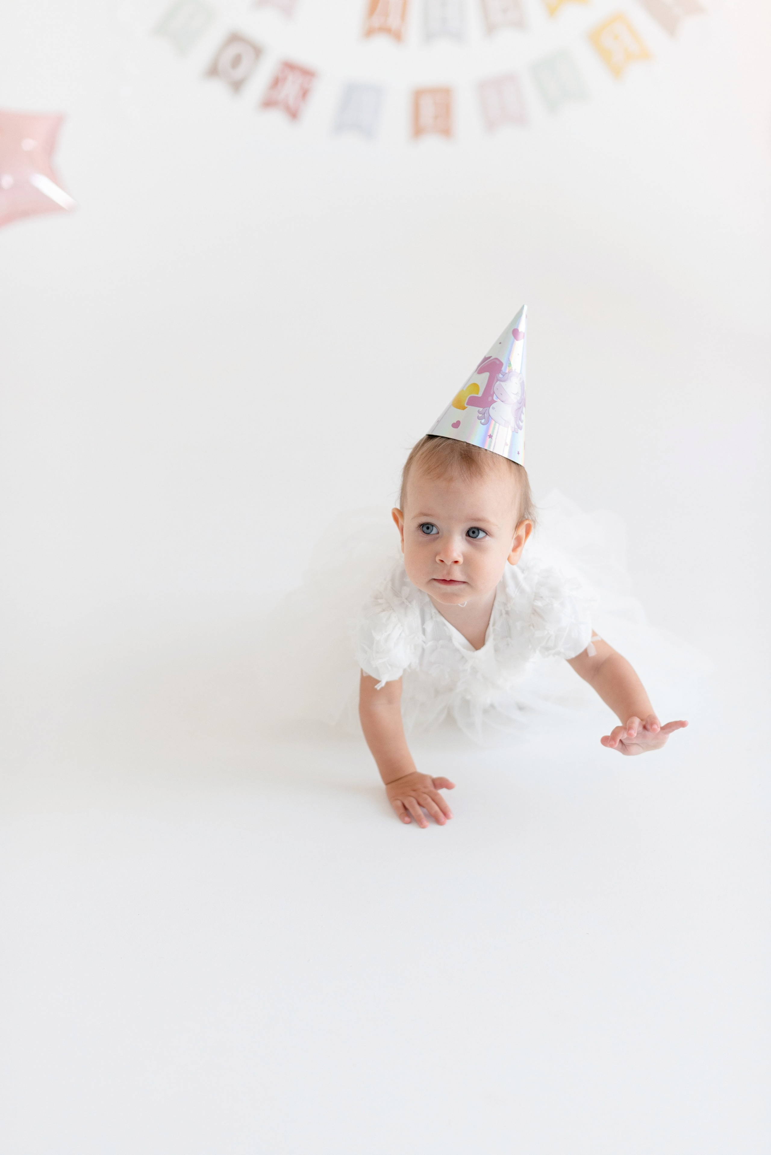 Фотосессия дня рождения малыша в студии, торт, воздушные шары, мыльные пузыри, профессиональный фотограф в Сургуте и Нефтеюганске.