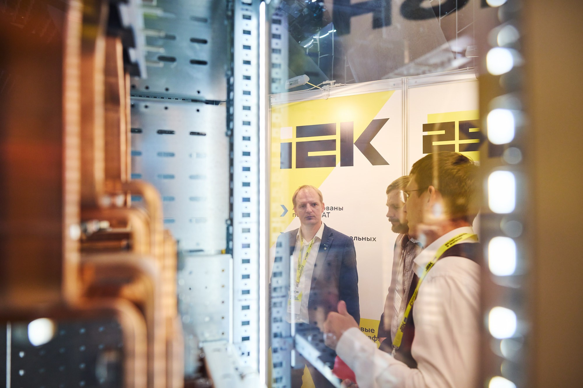 Фотограф на выставке IEK — репортажная съёмка корпоративного стенда в Москве. Репортажный фотограф в Москве — Дмитрий Тарасов | Съёмка мероприятий, концертов, корпоративов