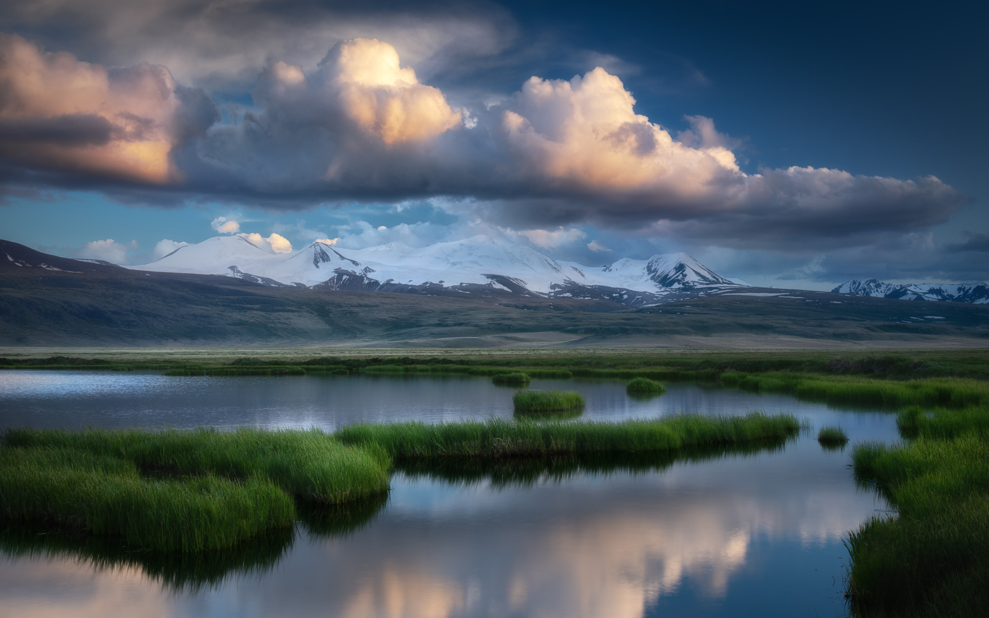 Под облачным покровом. Массив Тавын-Богдо-Ола, природный парк «Зона покоя Укок», Кош-Агачский район, июль 2023