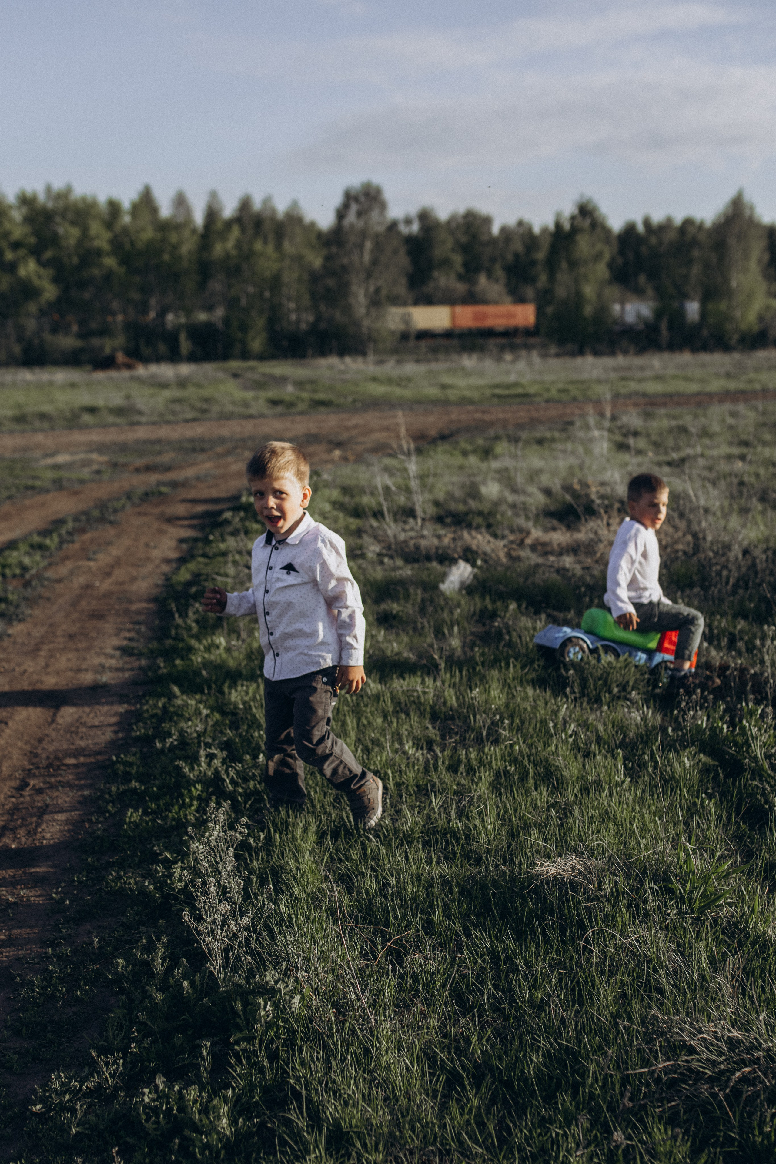 Саша, Миша, Вера и Вика летняя прогулочная съёмка. Семейный фотограф lifestyle в Новосибирске Елена Шпилевая