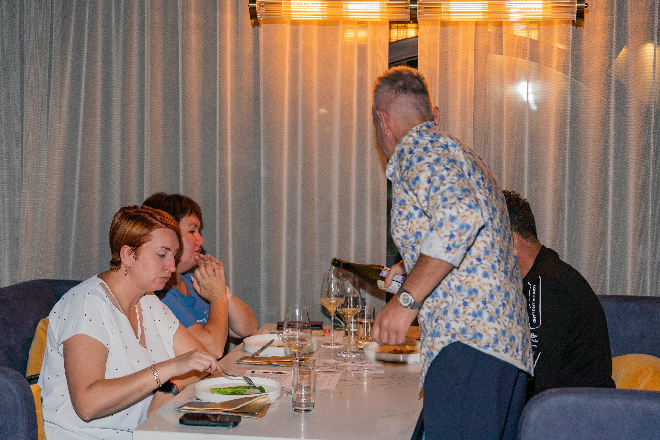 Дигустация вина от магазина Дилан в ресторане Кантина. Выпускные альбомы во Владивостоке