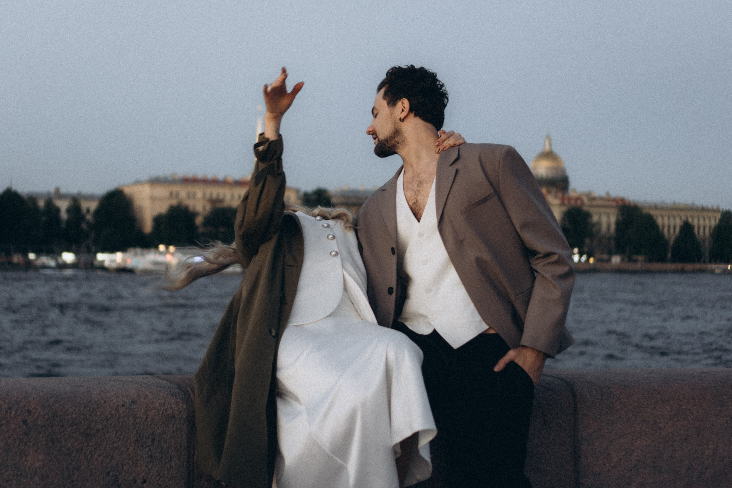 СВАДЕБНАЯ СЬЕМКА ПАРЫ НА РАССВЕТЕ В БЕЛЫЕ НОЧИ И ПРОГУЛКА С РАЗВОДНЫМИ МОСТАМИ И ПИКНИК ВОЗЛЕ ИСАКИЕВСКОГО СОБОРА. Профессиональный фотограф, Санкт-Петербург — Виктория Богомолова