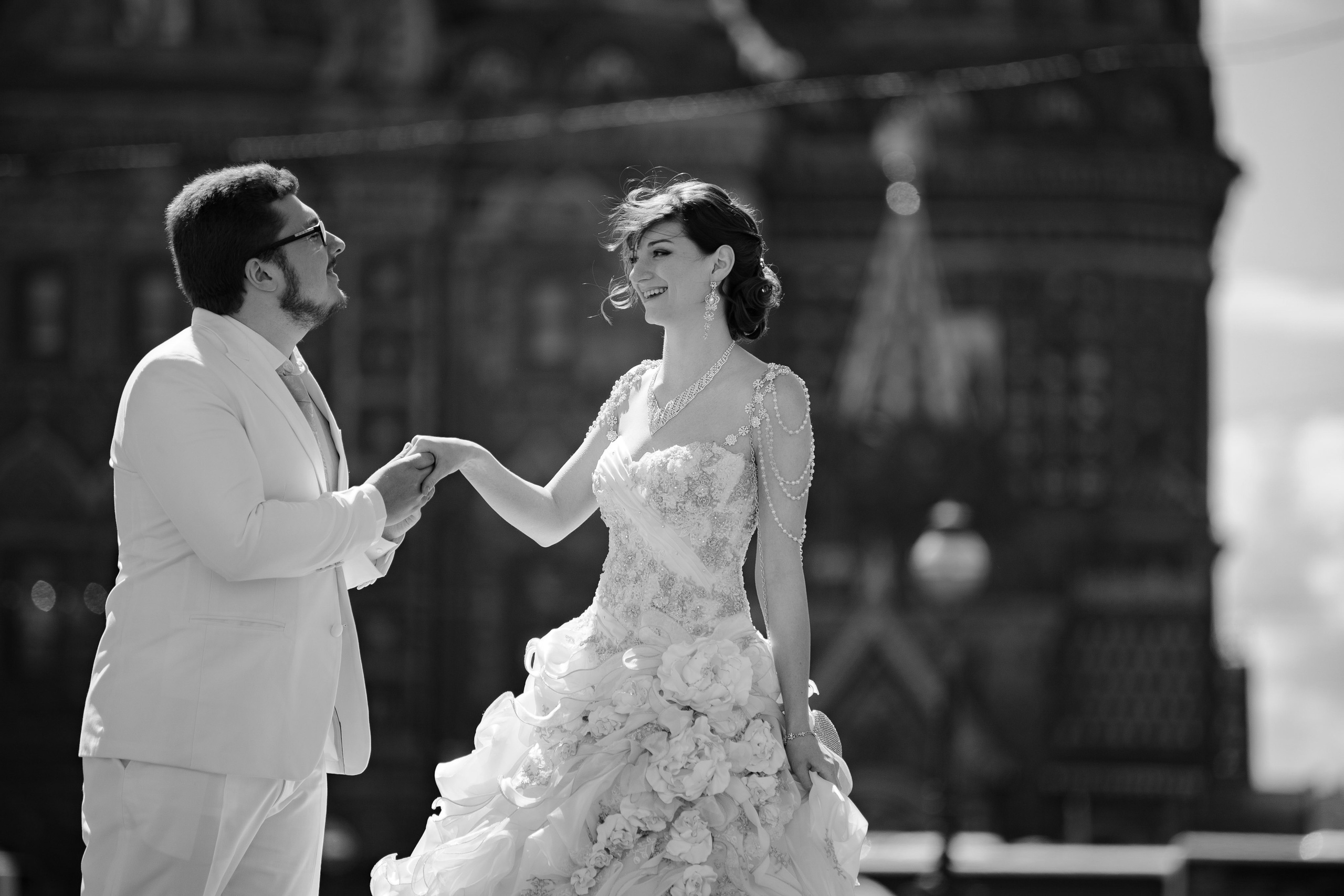 Черно-белая свадебная фотосессия для жениха и невесты в центре Петербурга.