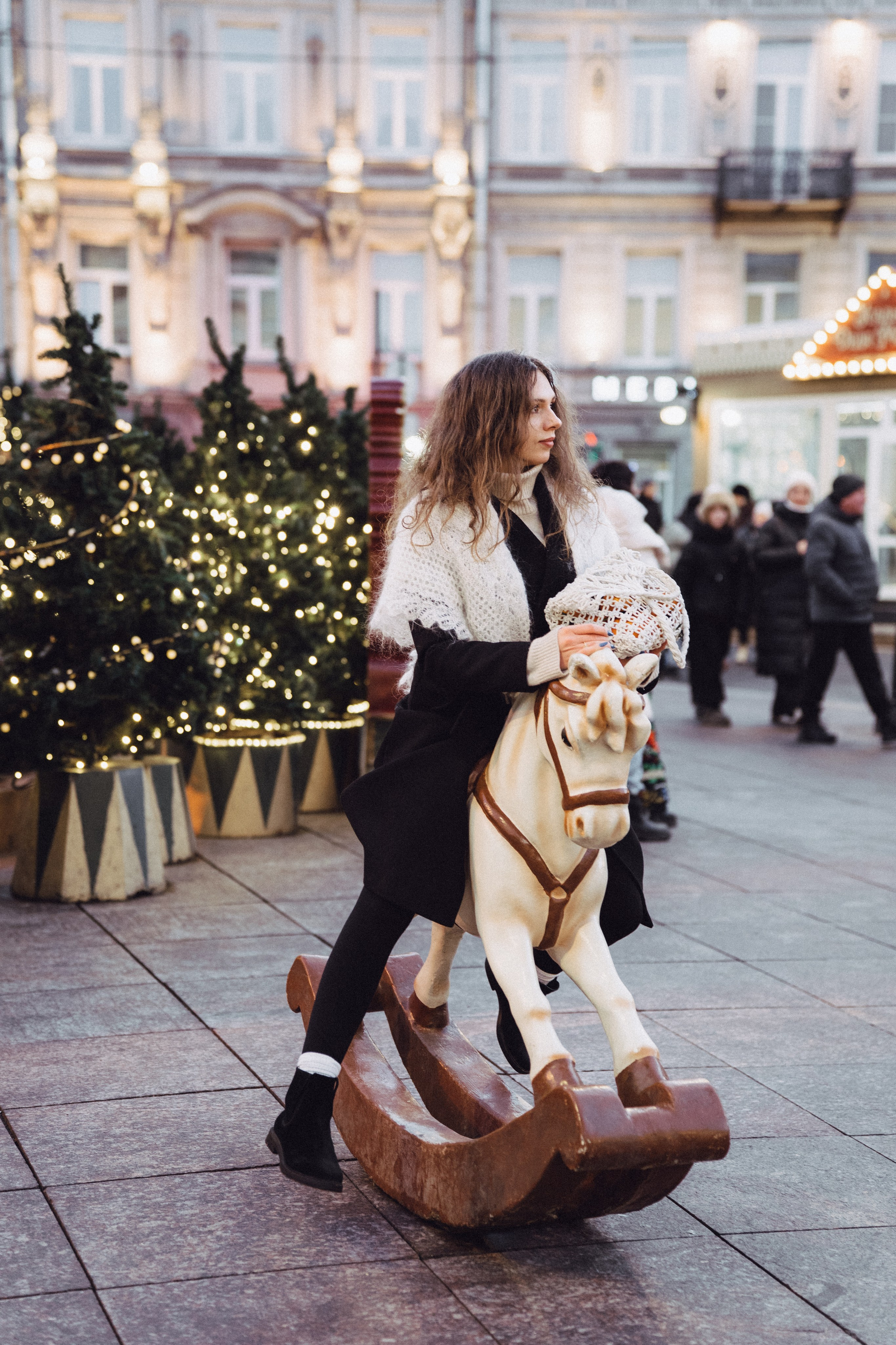 ПРОГУЛКА НА МАНЕЖНОЙ ПЛОЩАДИ ДЛЯ ДЕВУШКИ ПЕРЕД НОВЫМ ГОДОМ (НОВОГОДНЯЯ ФОТОСЕССИИЯ НА МАНЕЖНОЙ ПЛОЩАДИ). Профессиональный фотограф, Санкт-Петербург — Виктория Богомолова
