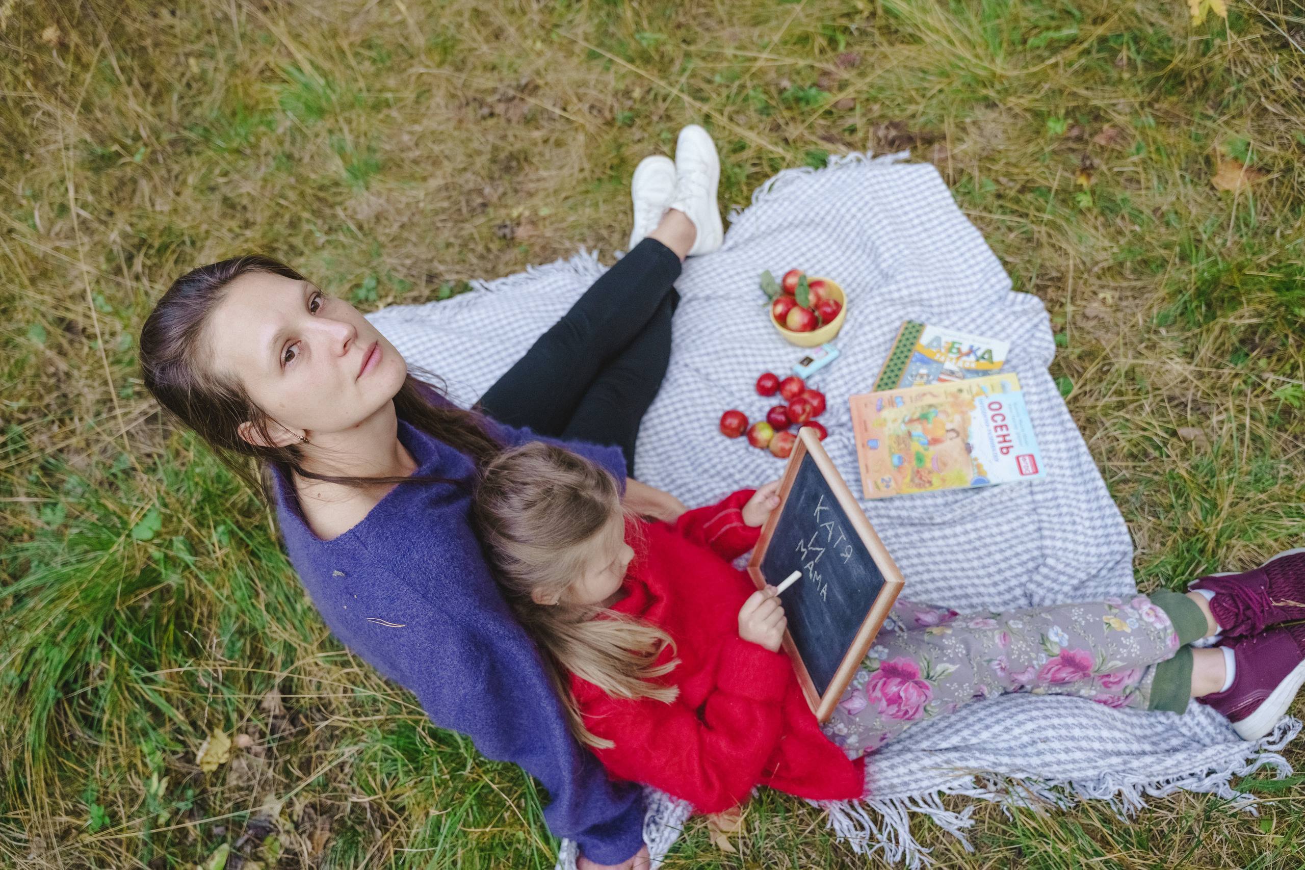 Осенняя прогулка Оли и Кати. Фотограф в детский сад в Екатеринбурге, выпускные альбомы Юлия Умерова