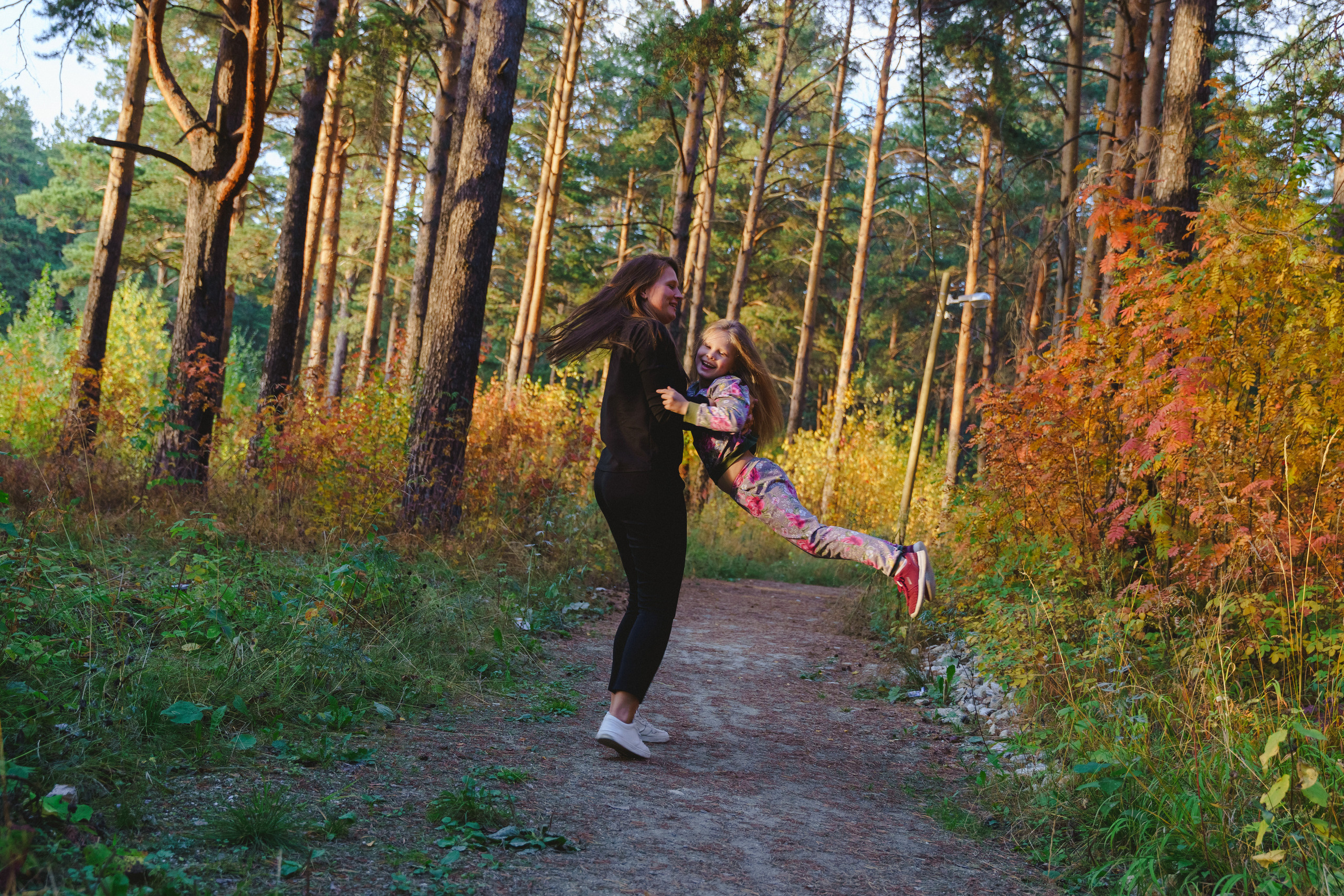 Осенняя прогулка Оли и Кати. Фотограф в детский сад в Екатеринбурге, выпускные альбомы Юлия Умерова