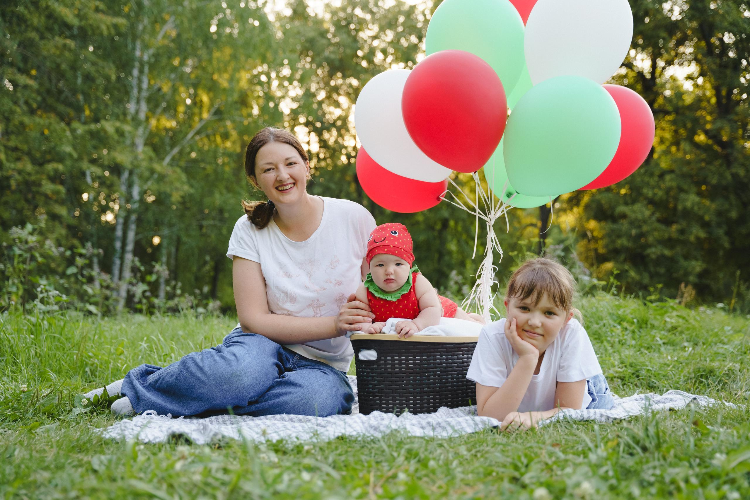 Семейная фотосессия Юли, Мариши и Катерины. Фотограф в детский сад в Екатеринбурге, выпускные альбомы Юлия Умерова