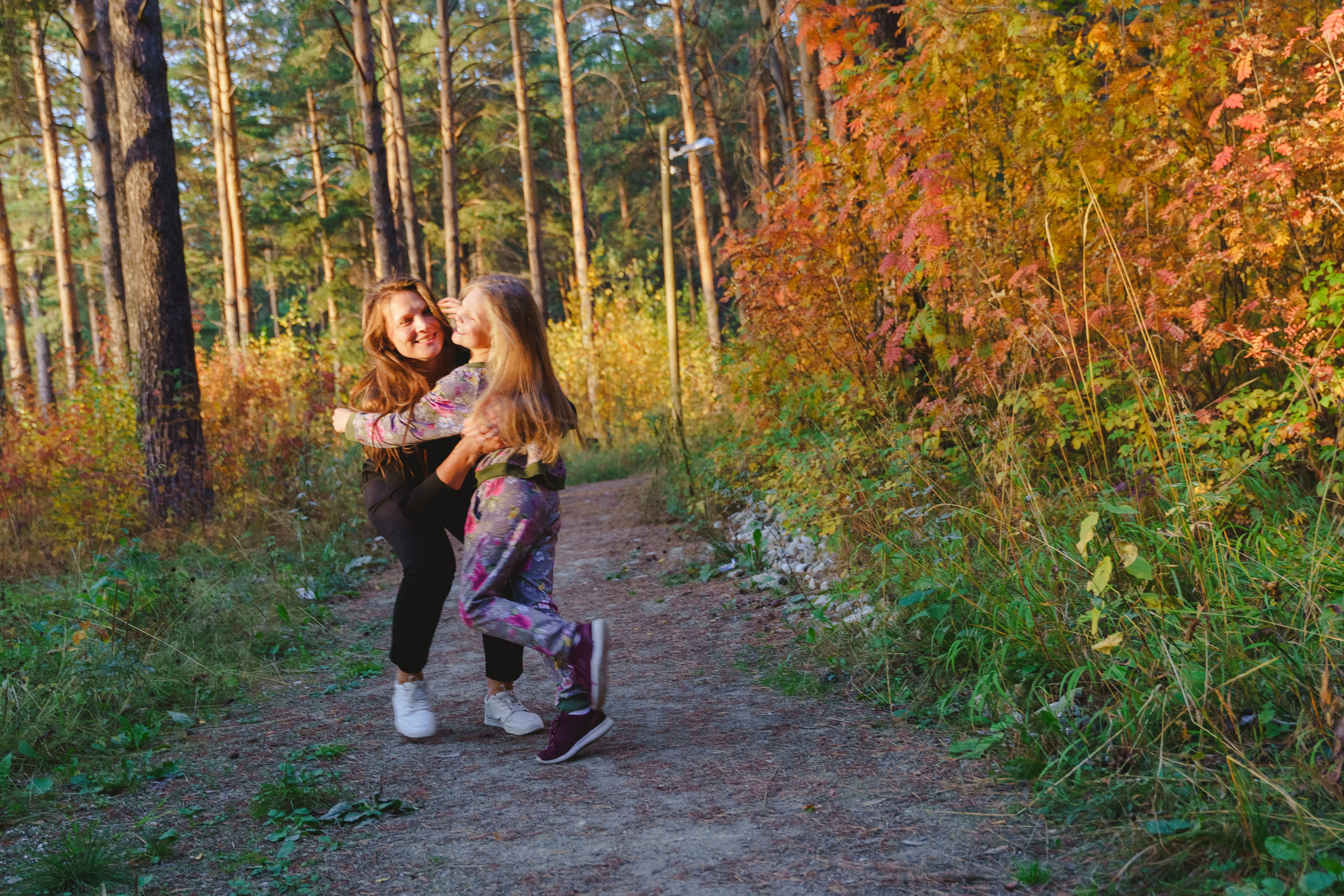 Осенняя прогулка Оли и Кати. Фотограф в детский сад в Екатеринбурге, выпускные альбомы Юлия Умерова