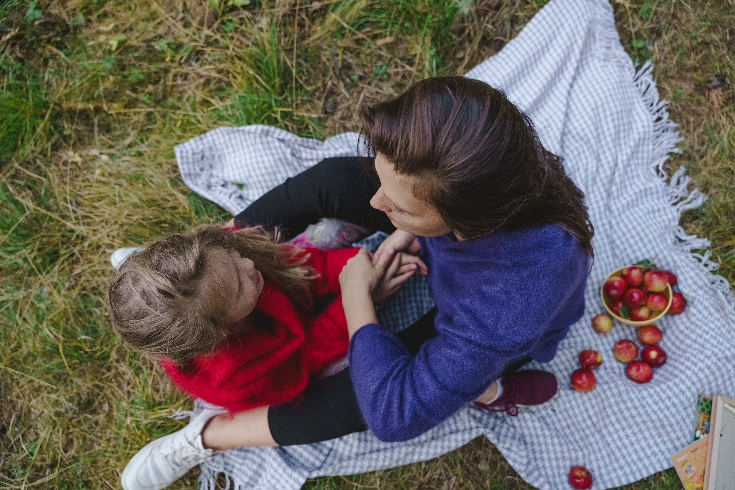 Осенняя прогулка Оли и Кати. Фотограф в детский сад в Екатеринбурге, выпускные альбомы Юлия Умерова