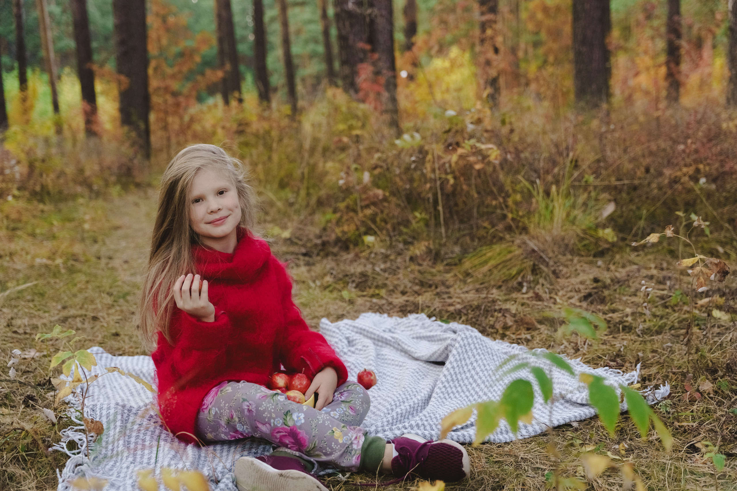 Осенняя прогулка Оли и Кати. Фотограф в детский сад в Екатеринбурге, выпускные альбомы Юлия Умерова
