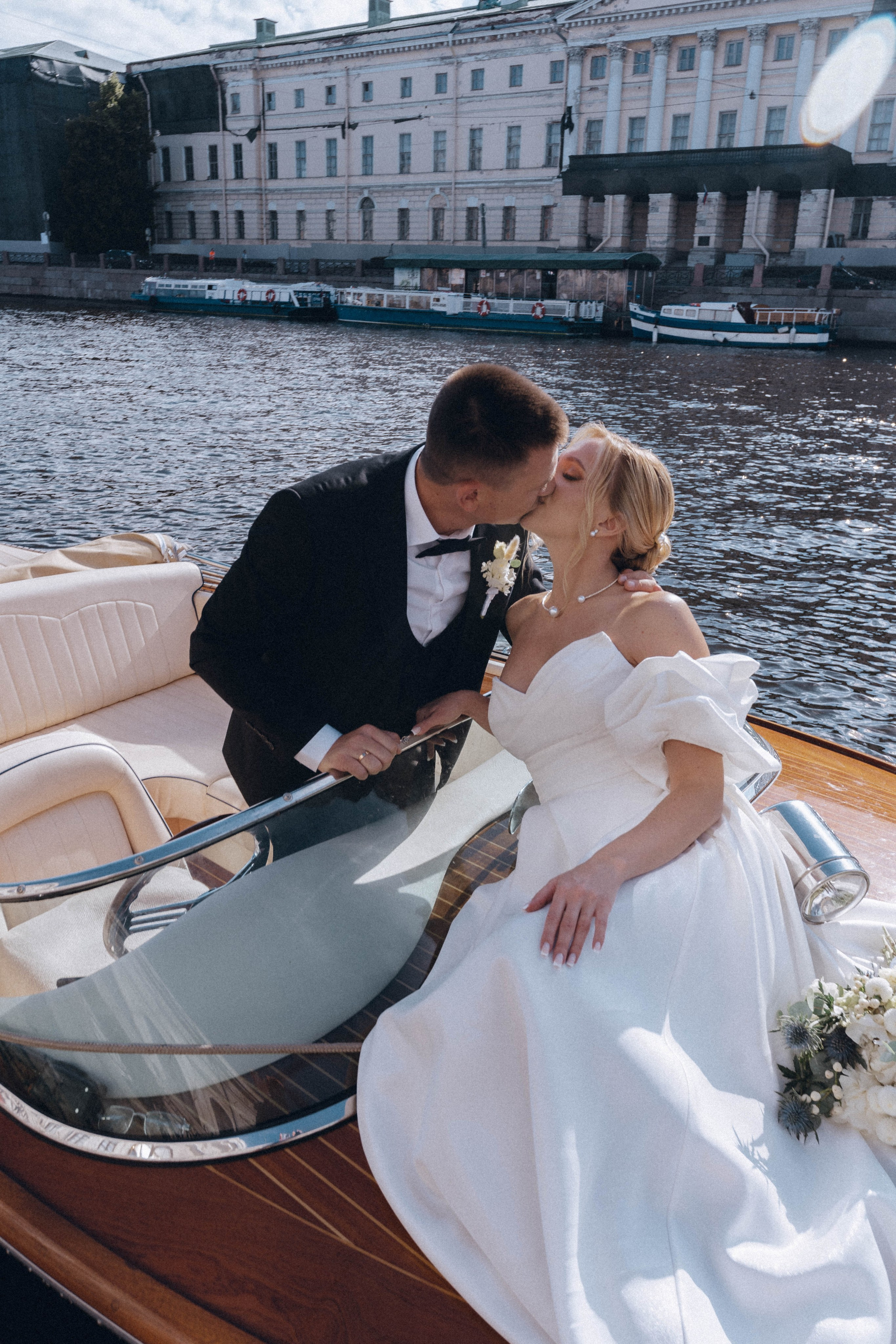 СВАДЕНБНАЯ СЬЕМКА НА КАТЕРЕ ПО КАНАЛАМ САНКТ-ПЕТЕРБУРГА И В АКВАТОРИИ НЕВЫ. Профессиональный фотограф, Санкт-Петербург — Виктория Богомолова