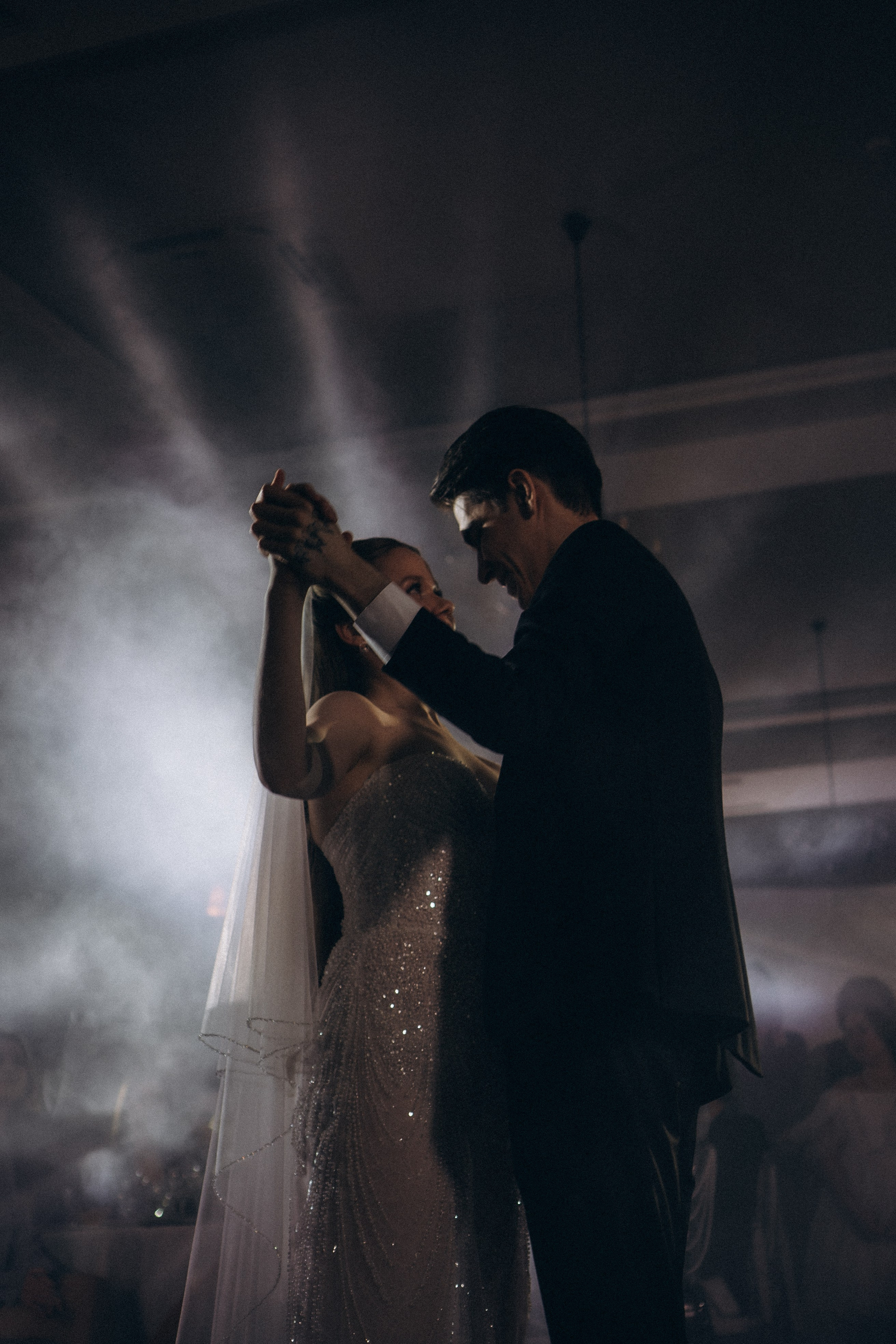 ПЕРВЫЙ ТАНЕЦ МОЛОДЫХ НА БАНКЕТЕ. ТРОГАТЕЛЬНЫЙ МОМЕНТ (СНЯТО В СИБИРЕ В НИЖНЕВАРТОВСКЕ). Профессиональный фотограф, Санкт-Петербург — Виктория Богомолова