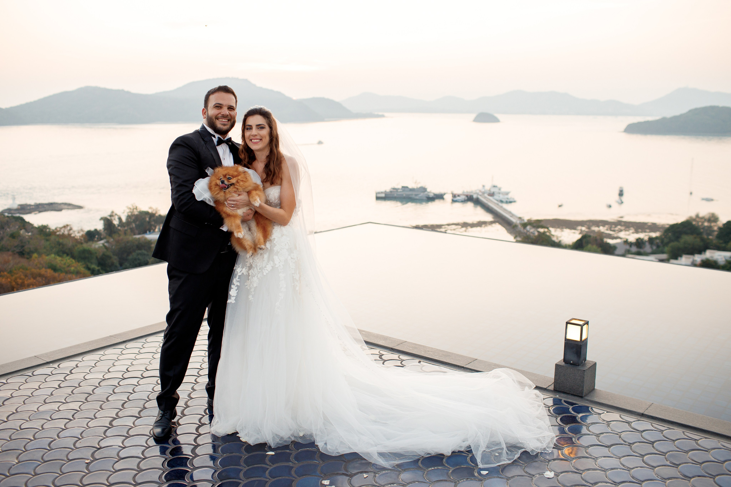 романтический портрет на фоне вечернего пейзажа