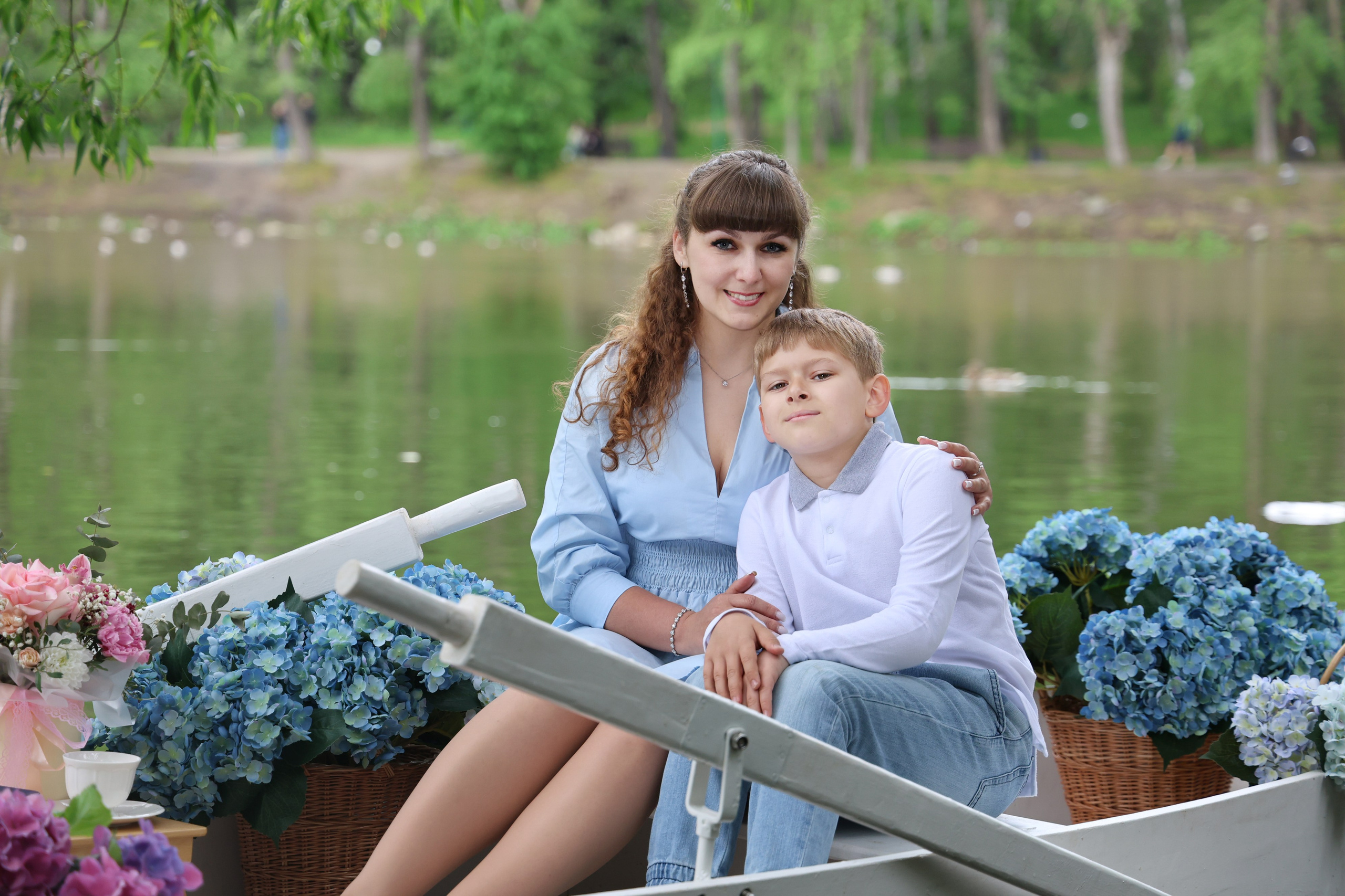 Фотосессия в лодке, лодка, озеро, платье, книга, шляпа, зонт, перчатки, весла, лето. Свадебный, семейный, женский и детский фотограф из Екатеринбурга