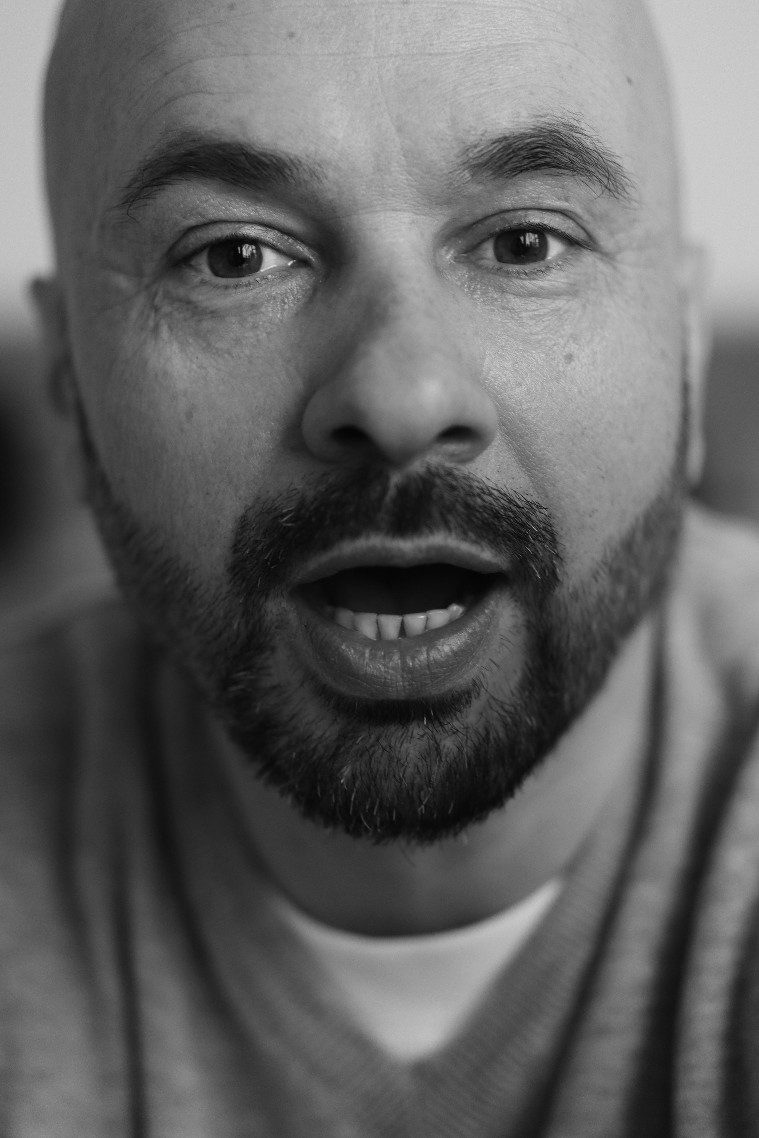 близкий портрет мужчины с бородой